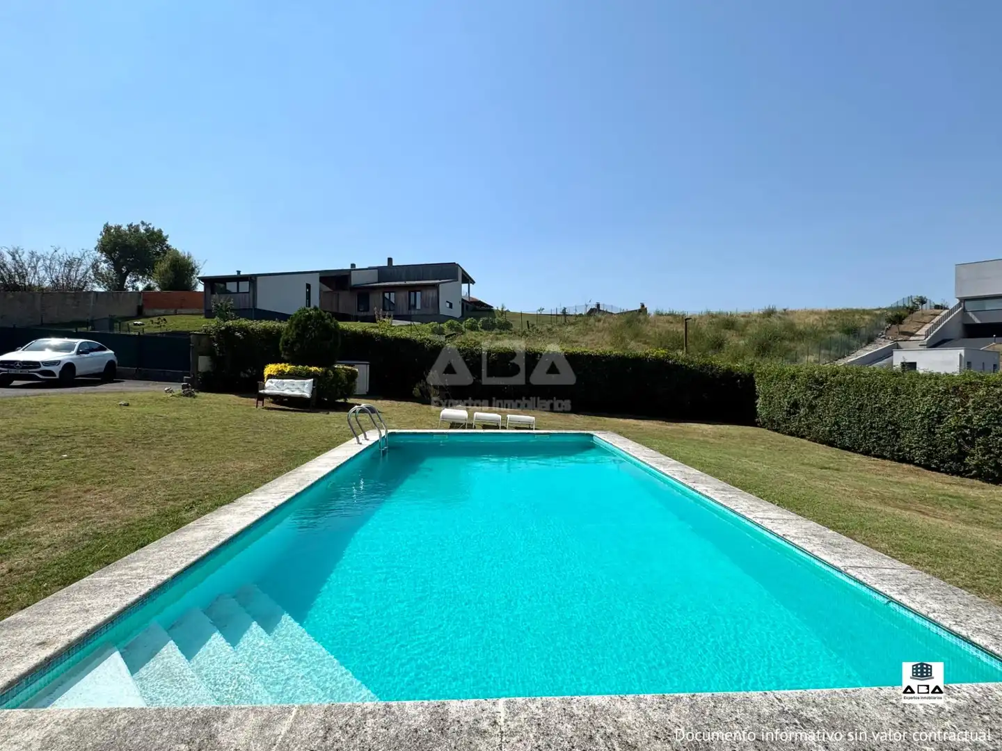 Piscina de Casa o xalet en venda en Gijón  amb Calefacció, Jardí privat i Traster