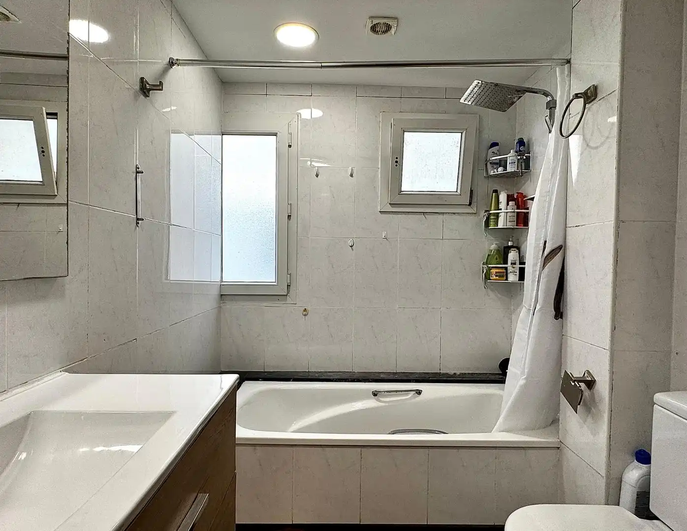 Bany de Pis en venda en Girona amb Aire condicionat, Calefacció i Moblat