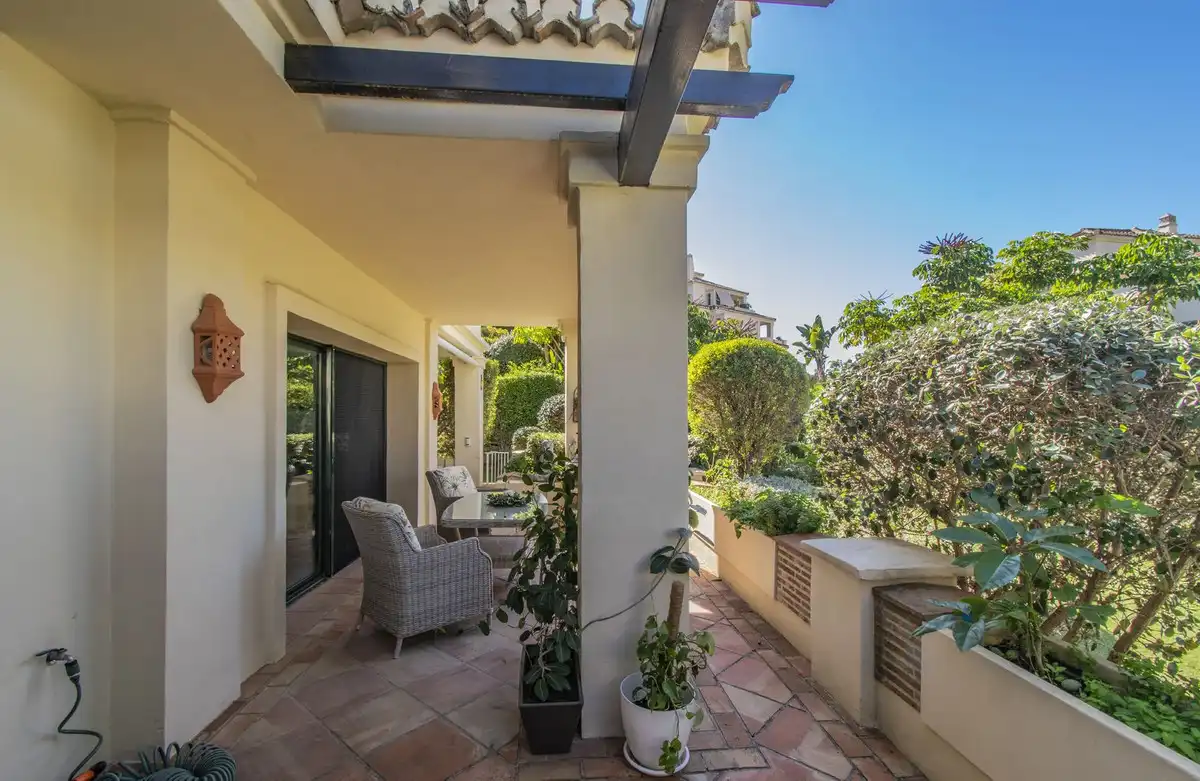 Terrassa de Apartament en venda en Benahavís amb Aire condicionat, Jardí privat i Moblat