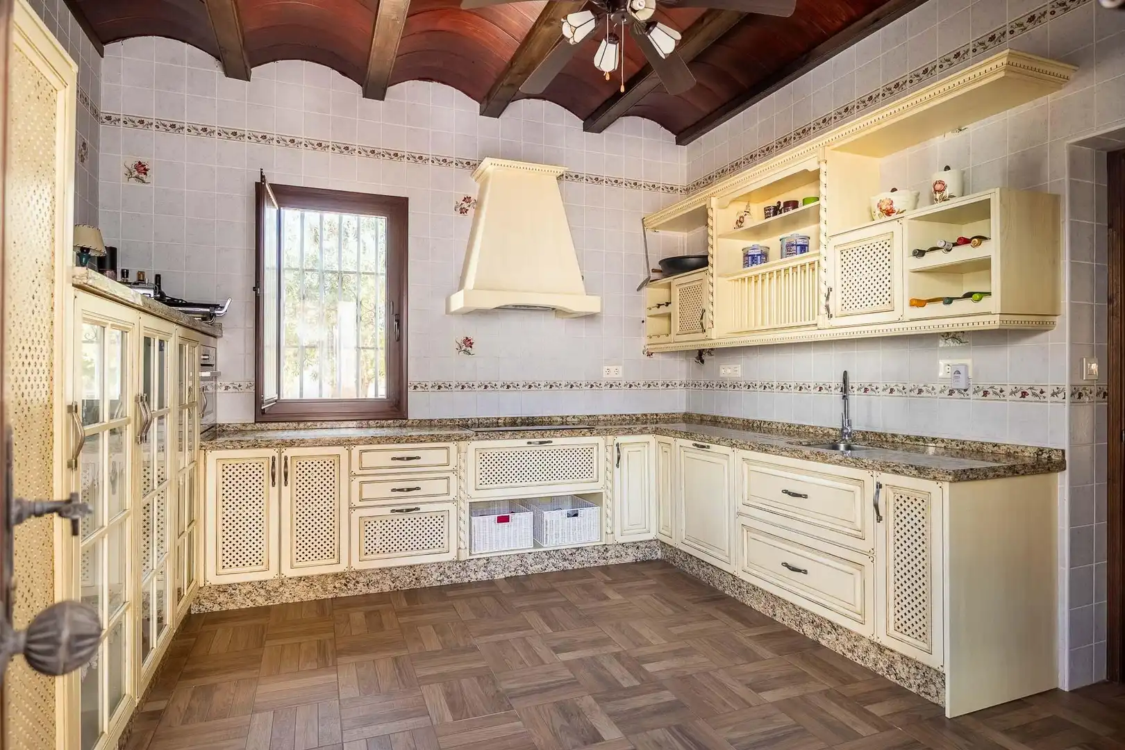 Cocina de Finca rústica en venta en Carmona con Calefacción, Jardín privado y Terraza