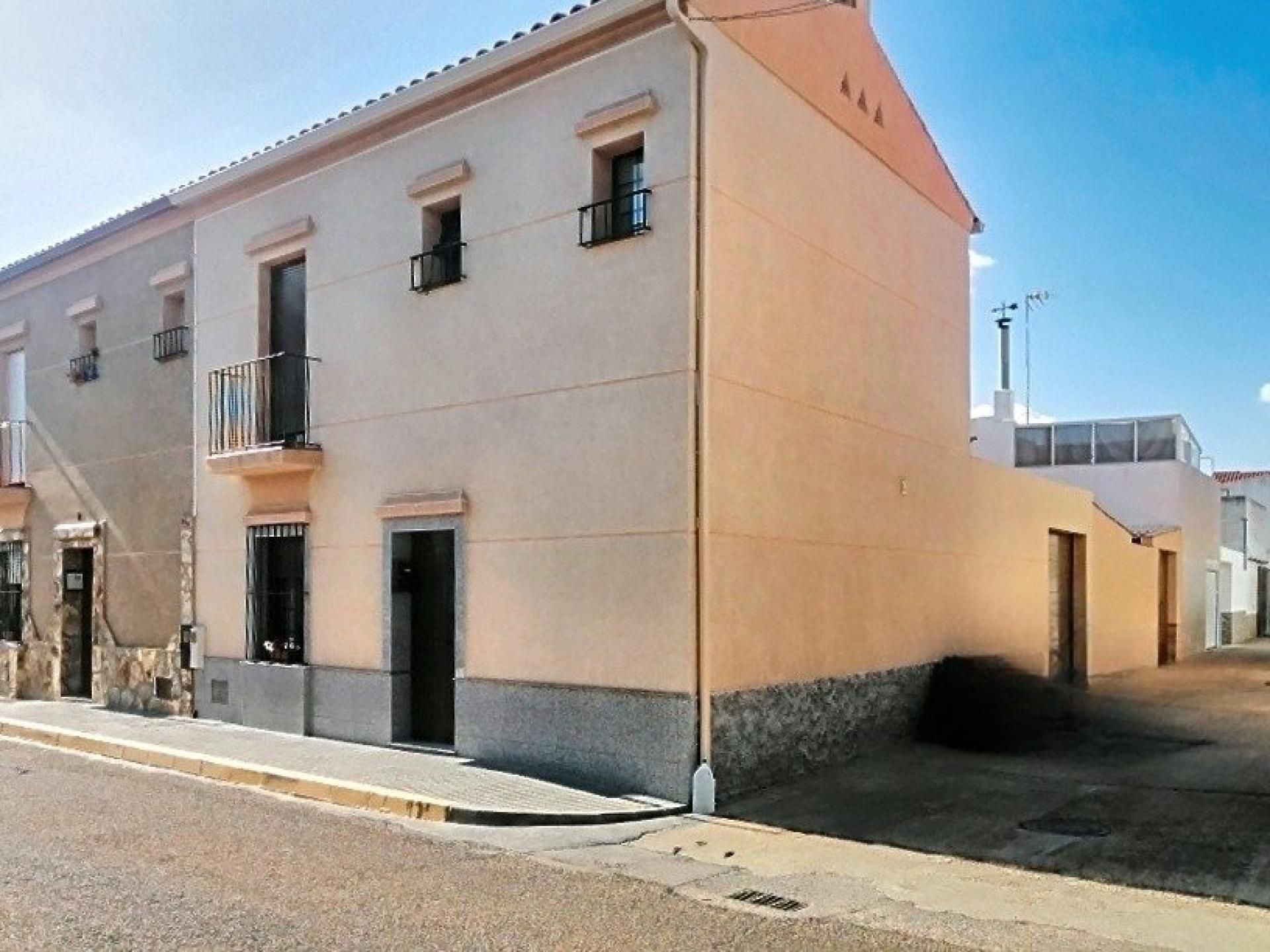Exterior view of House or chalet for sale in Puebla de la Calzada  with Air Conditioner, Heating and Balcony