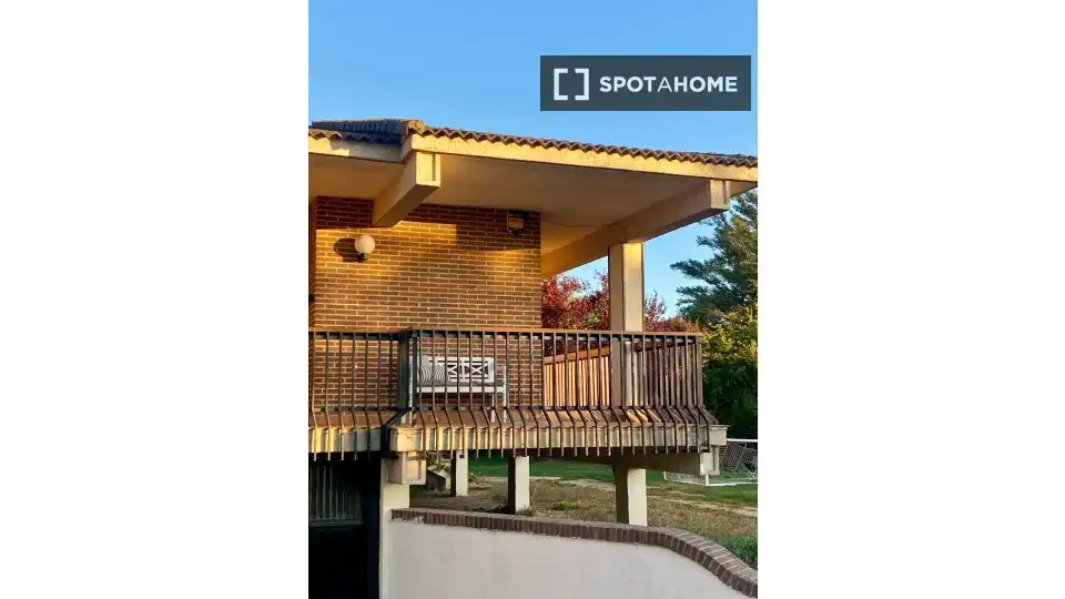 Vista exterior de Pis per a compartir en Simancas amb Aire condicionat, Terrassa i Moblat