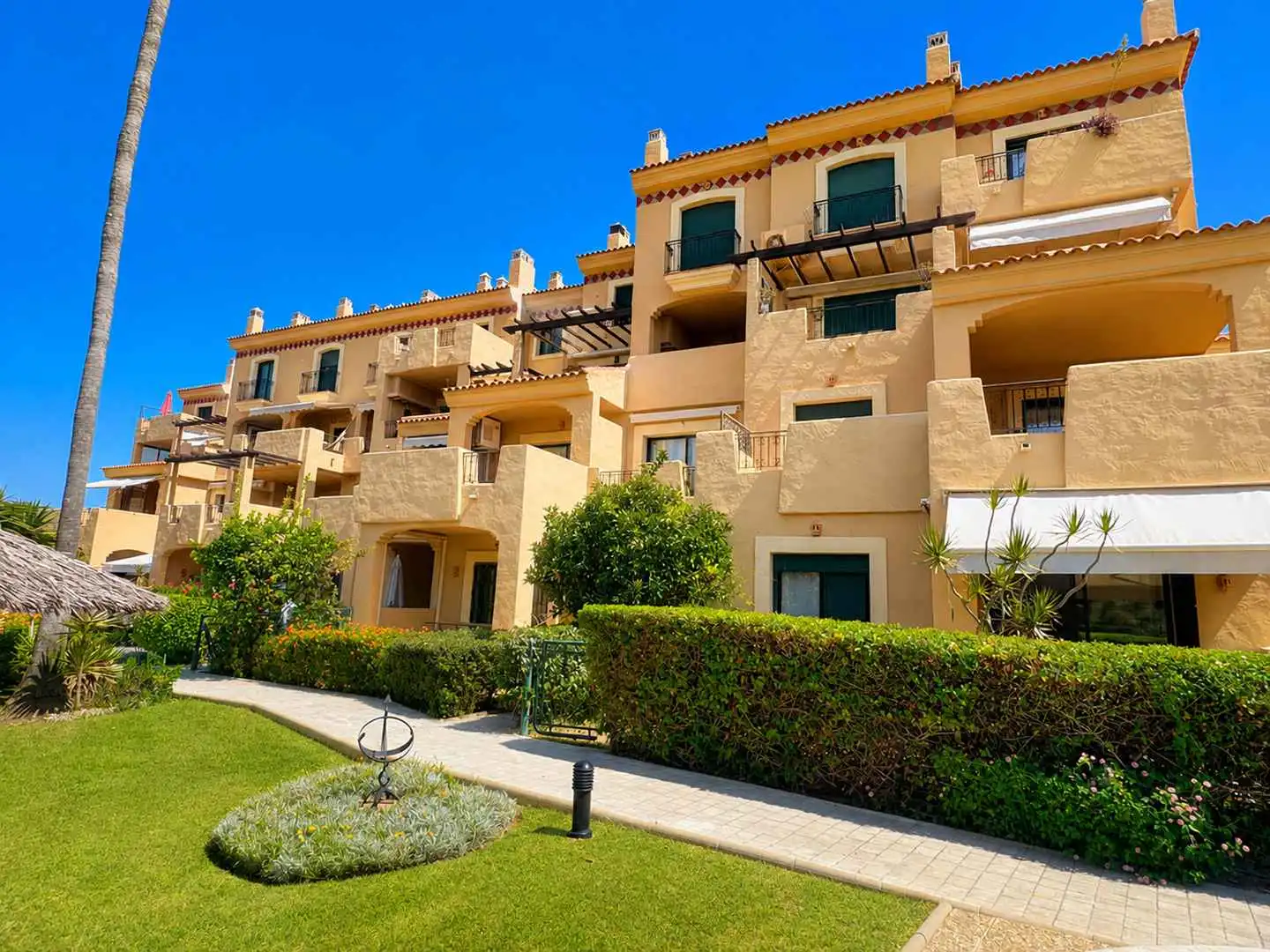 Vista exterior de Dúplex en venta en Manilva con Aire acondicionado, Calefacción y Terraza
