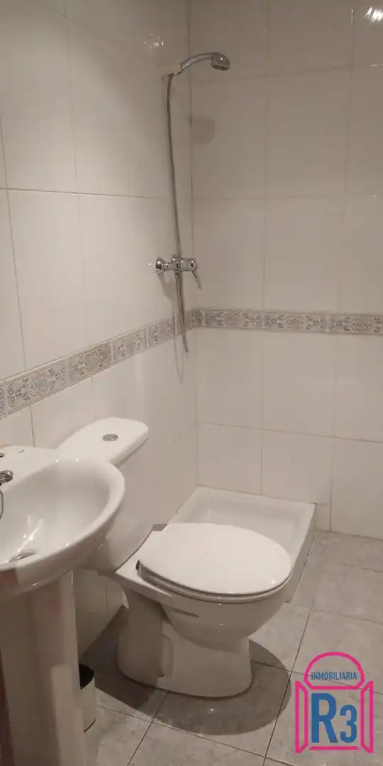 Badezimmer von Fabrikhallen zur Miete in León Capital  mit Heizung