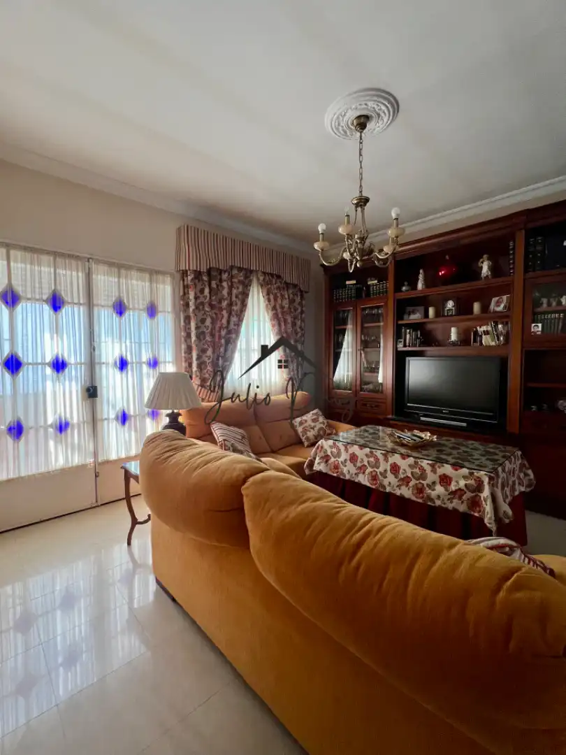 Sala d'estar de Casa o xalet en venda en Villamanrique de la Condesa amb Aire condicionat, Traster i Moblat