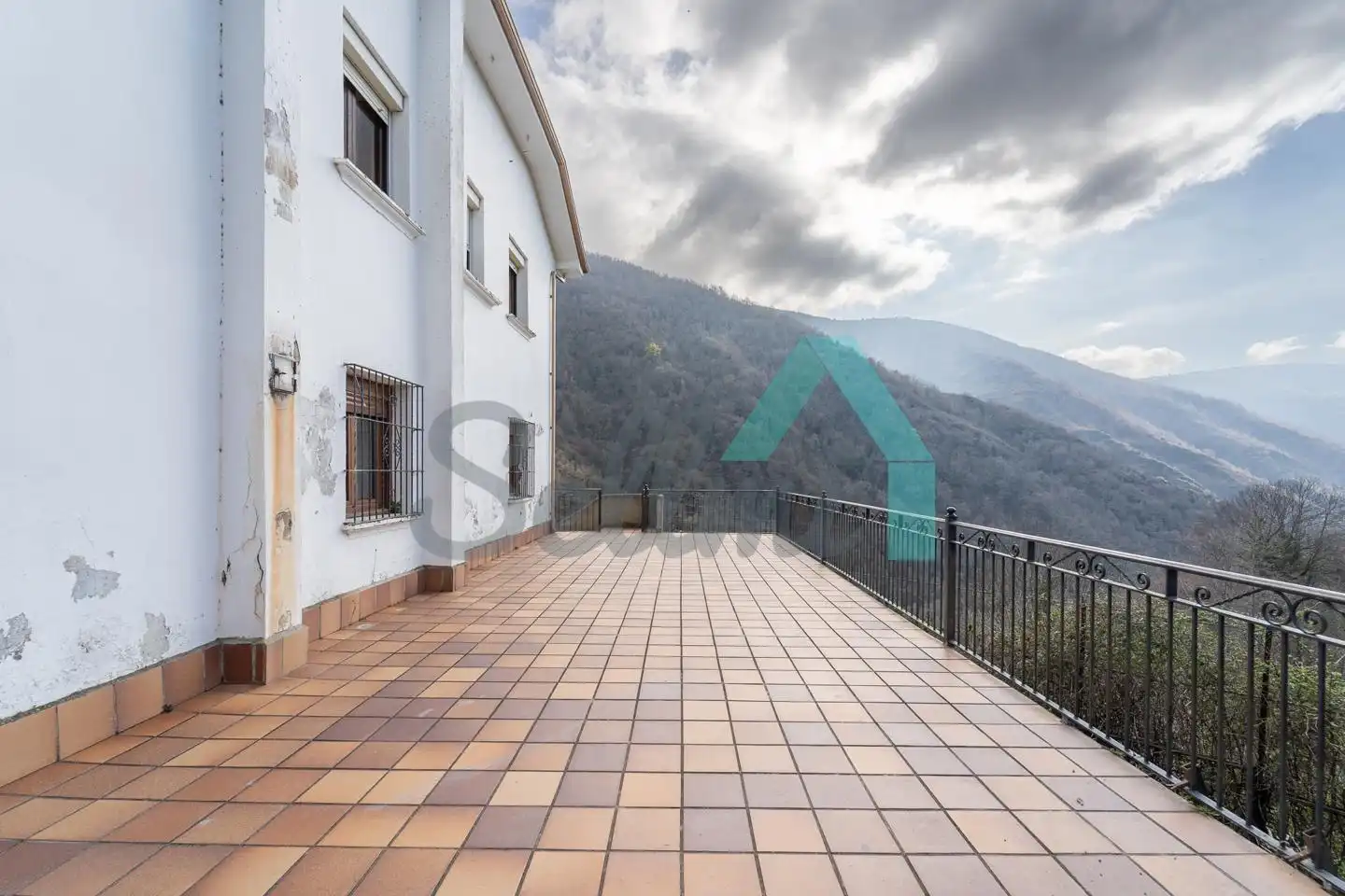 Vista exterior de Casa adosada en venda en Cangas del Narcea amb Calefacció, Jardí privat i Terrassa