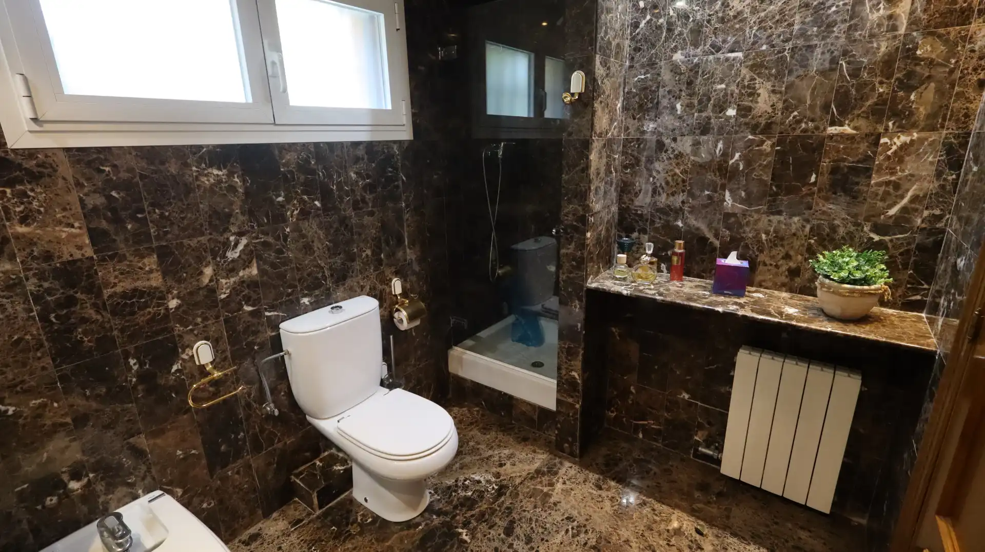 Bany de Casa o xalet en venda en Cerdanyola del Vallès amb Aire condicionat, Calefacció i Jardí privat