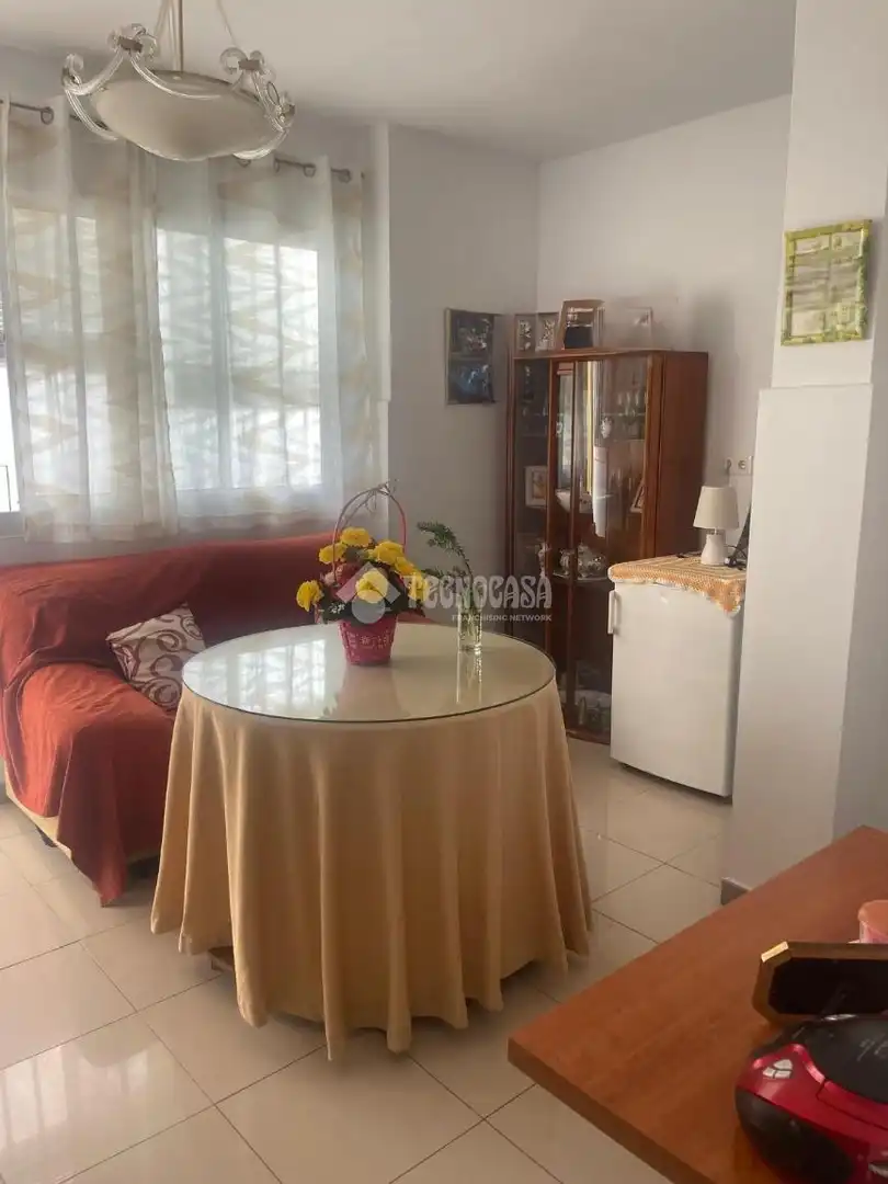 Sala d'estar de Casa adosada en venda en Sevilla amb Aire condicionat