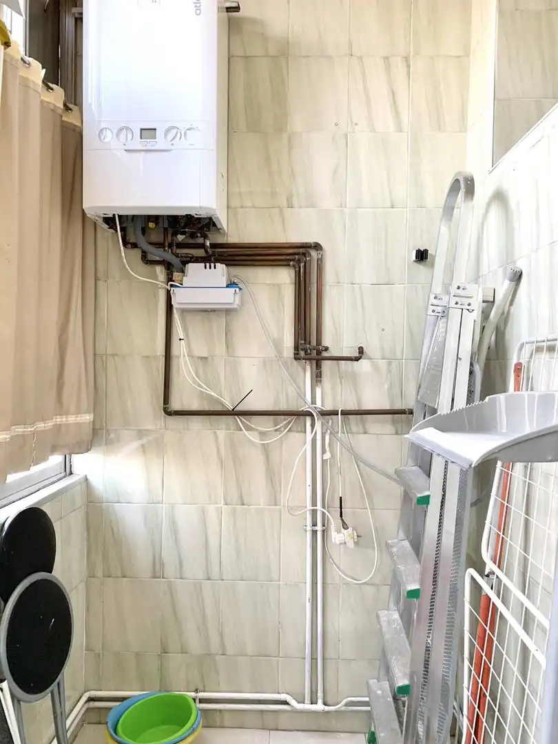 Bathroom of Flat for rent in Madrid  with Heating, Parquet flooring and Terrace