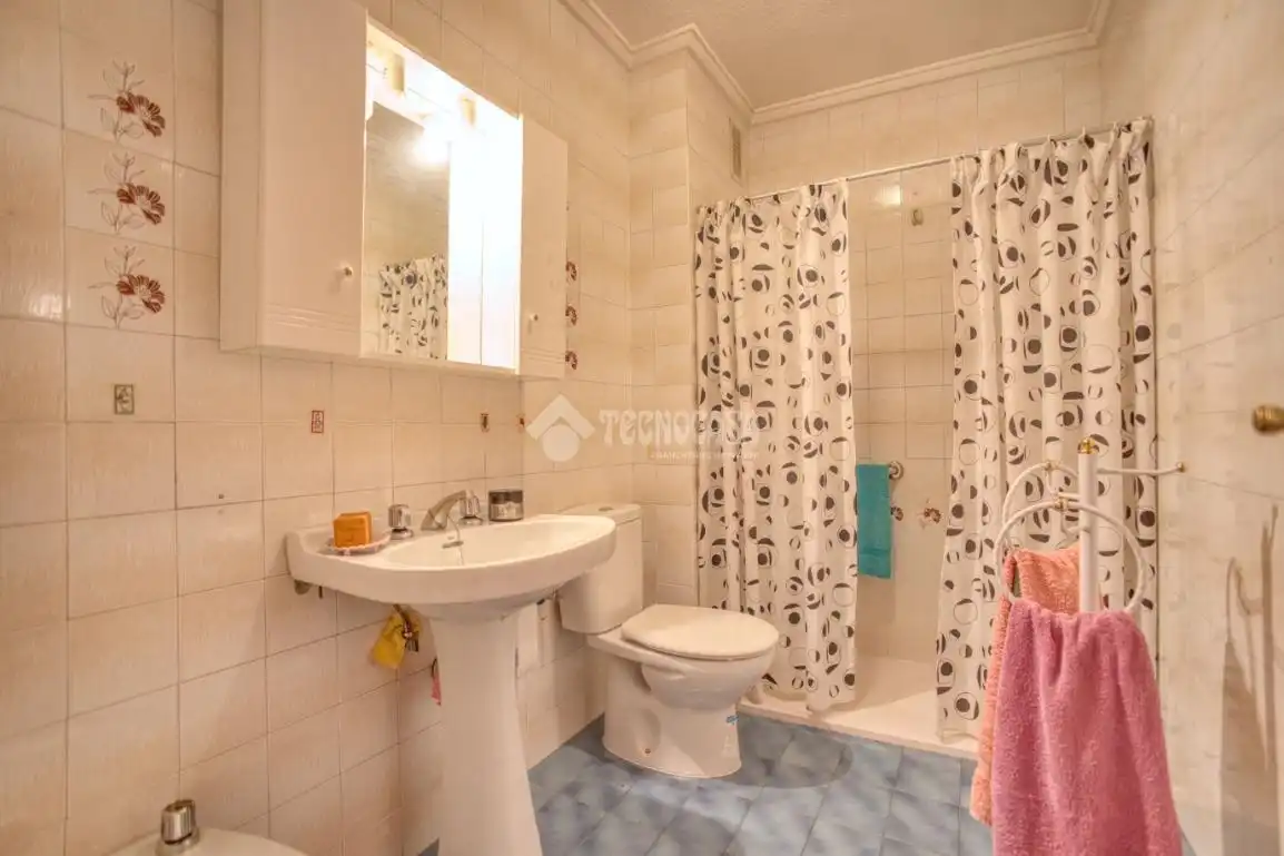 Badezimmer von Wohnung zum Verkauf in Salamanca mit Heizung, Abstellraum und Möbliert