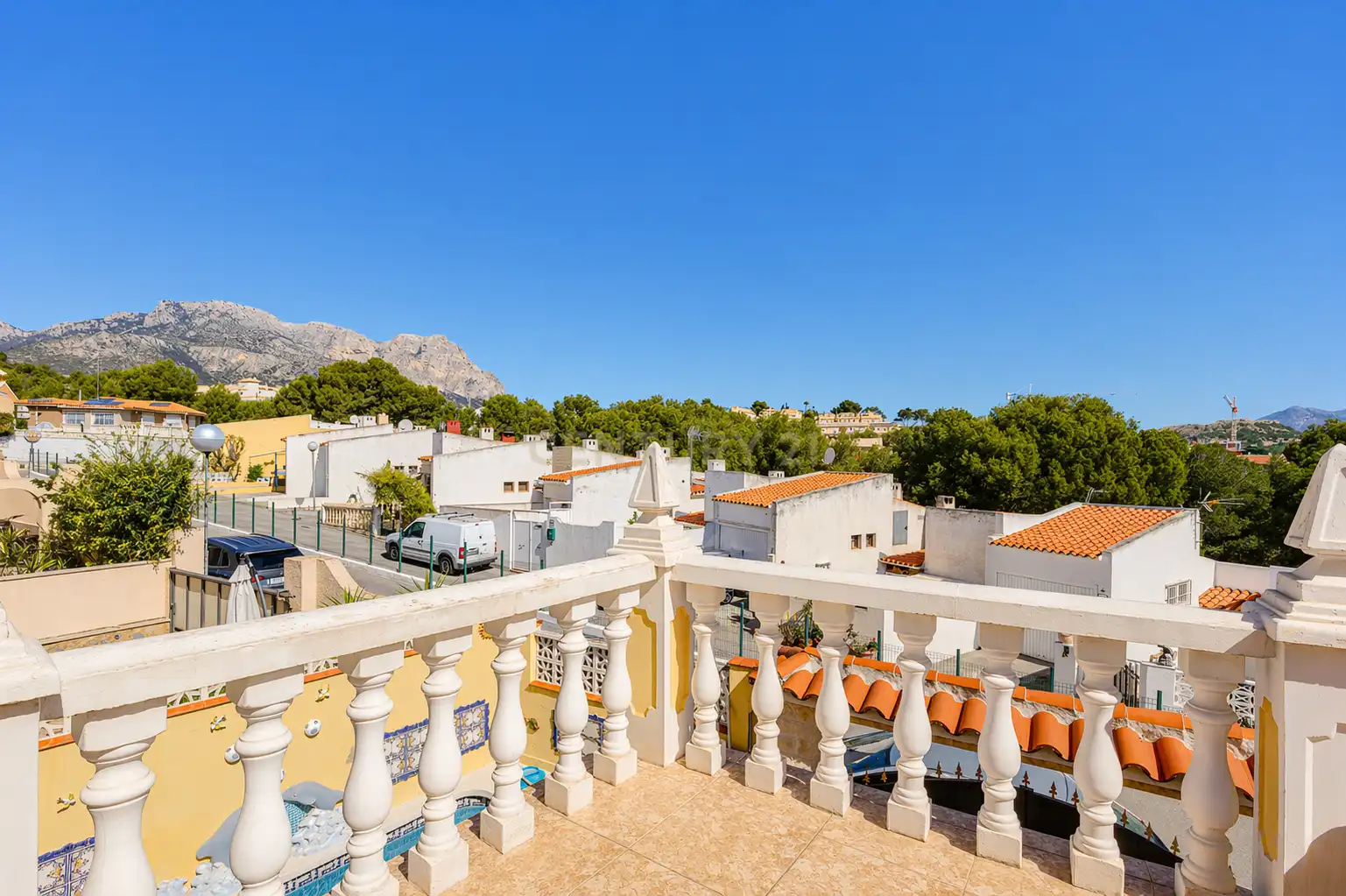Vista exterior de Casa adosada en venta en La Nucia con Aire acondicionado, Trastero y Piscina