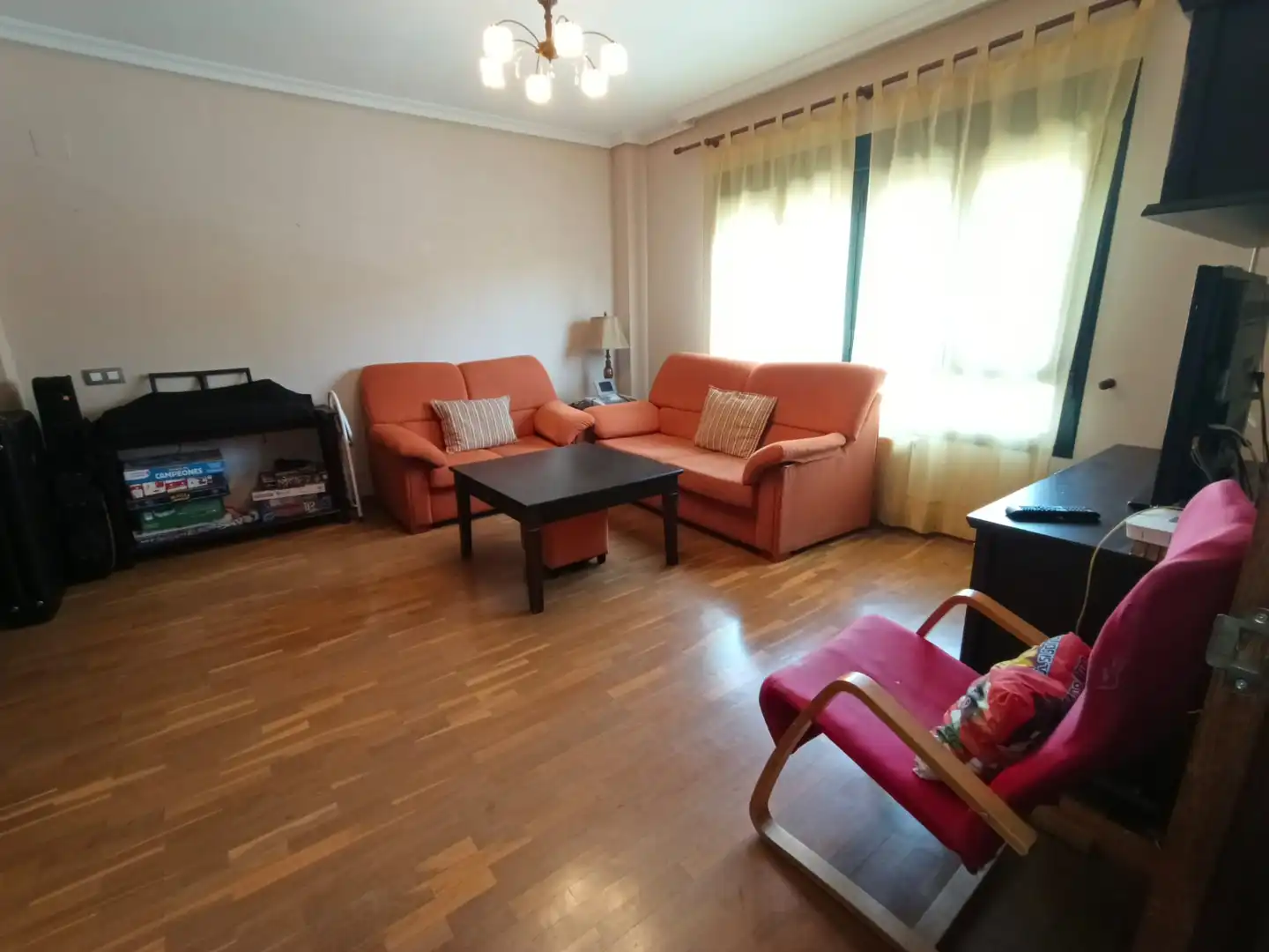 Sala d'estar de Casa adosada en venda en Cáceres amb Parquet i Traster