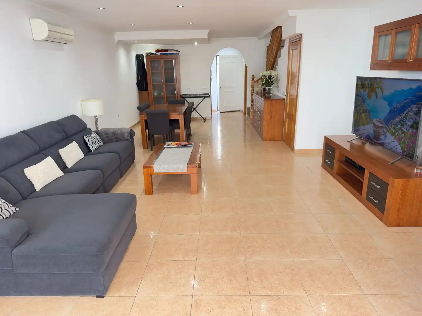 Sala d'estar de Casa adosada en venda en Roquetas de Mar amb Aire condicionat i Traster