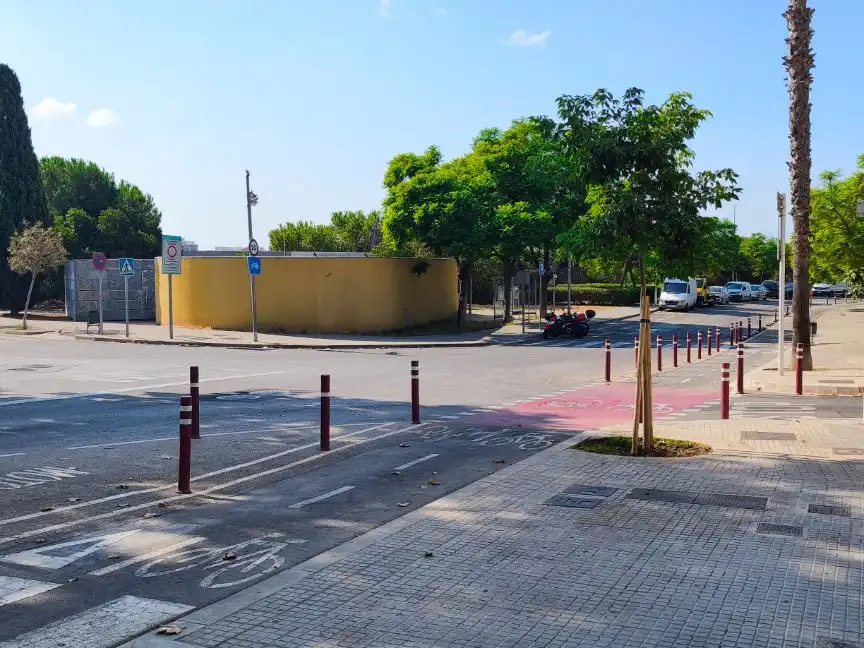 Vista exterior de Local de lloguer en Esplugues de Llobregat amb Aire condicionat