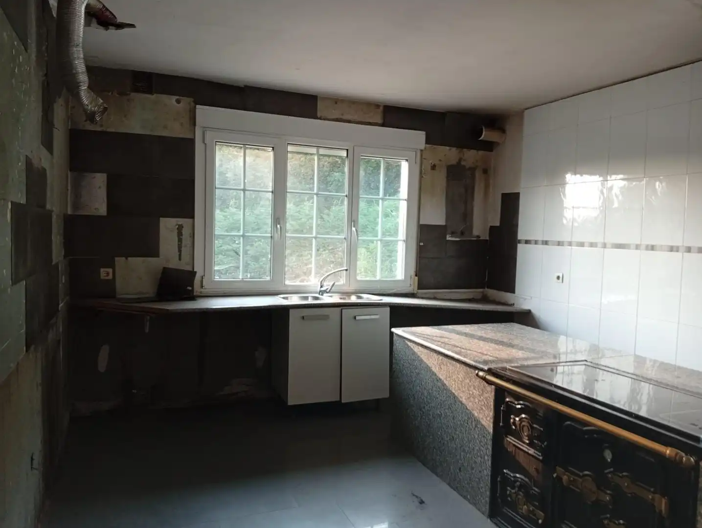 Cuina de Casa o xalet en venda en Outeiro de Rei amb Jardí privat