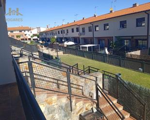 Vista exterior de Casa adosada en venda en Las Ventas de Retamosa amb Terrassa