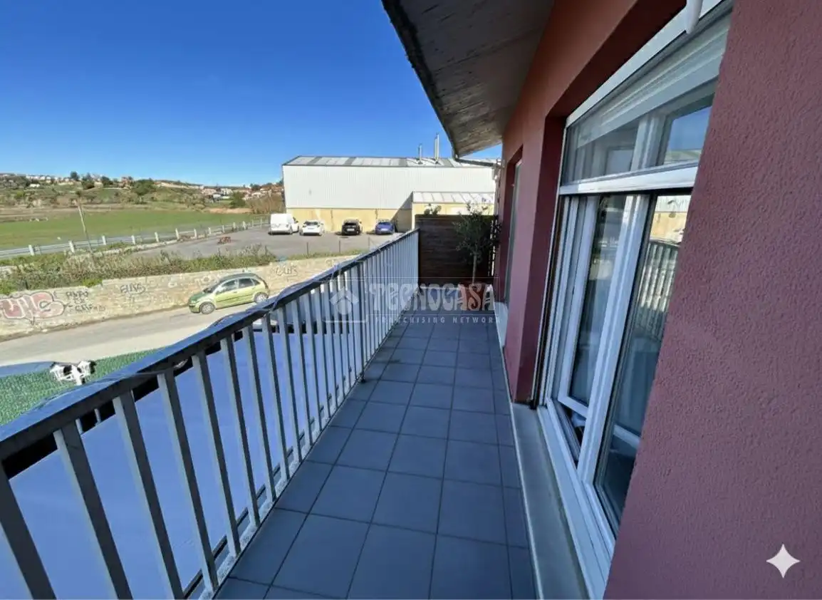 Außenansicht von Einfamilien-Reihenhaus zum Verkauf in Miengo mit Heizung, Privatgarten und Terrasse