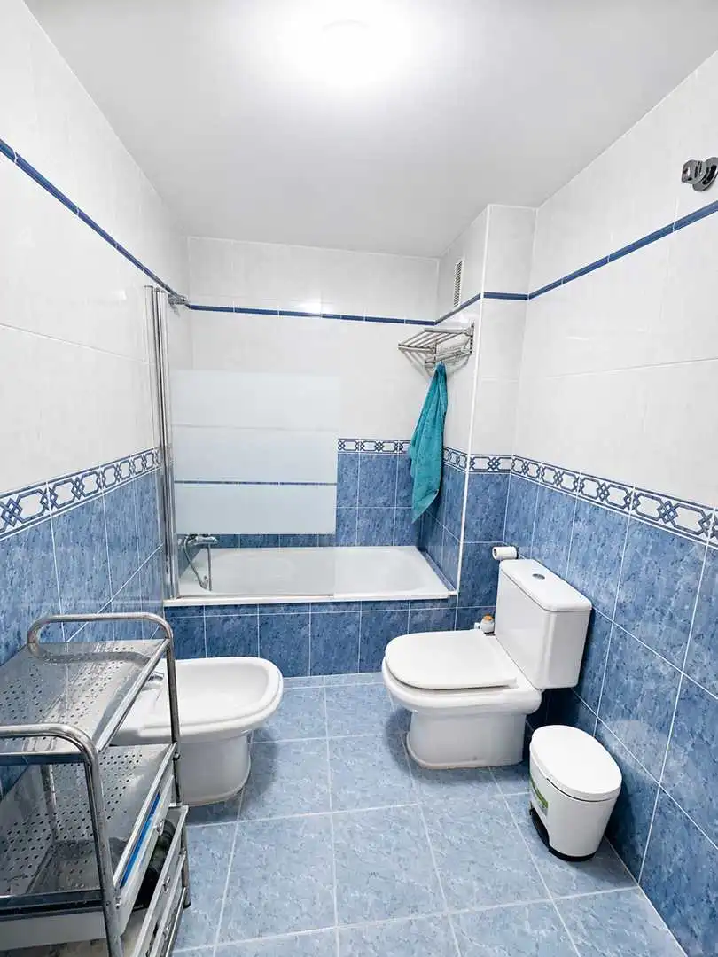 Badezimmer von Wohnungen zur Miete in Manilva mit Terrasse, Möbliert und Gemeinschaftspool