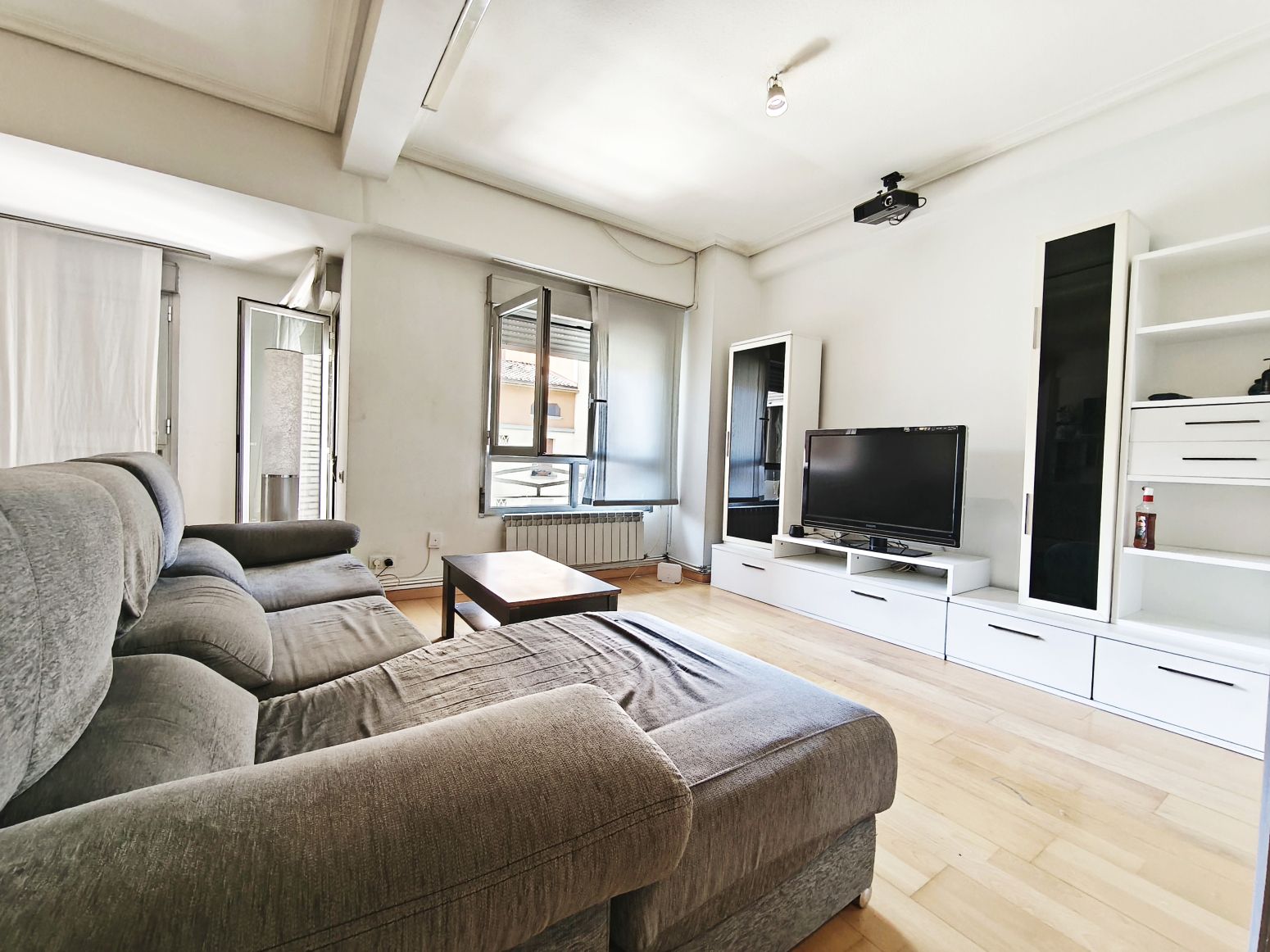 Sala d'estar de Pis en venda en  Logroño amb Calefacció, Parquet i Terrassa