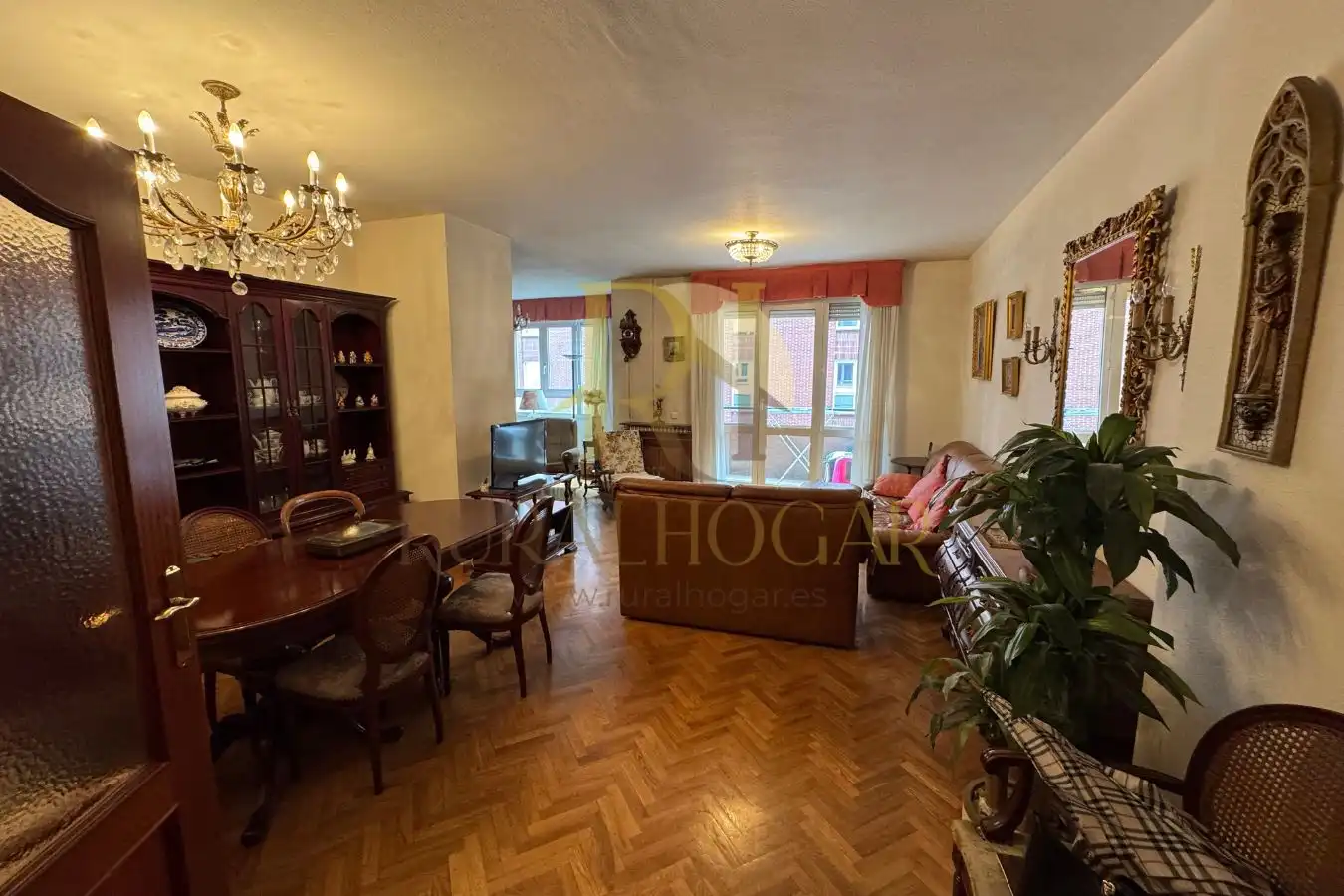 Sala d'estar de Pis en venda en León Capital  amb Terrassa, Traster i Moblat
