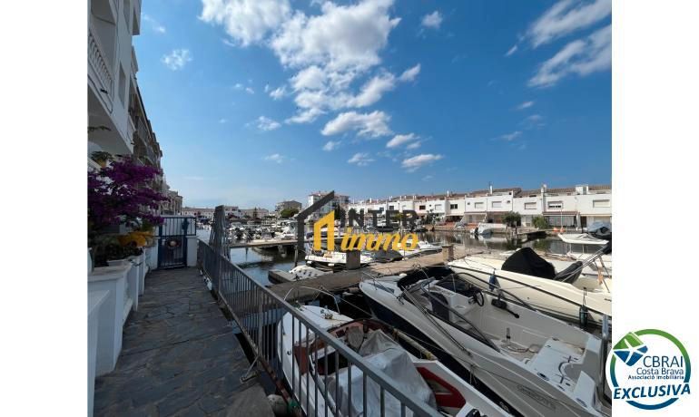 Vista exterior de Pis en venda en Empuriabrava amb Aire condicionat i Terrassa