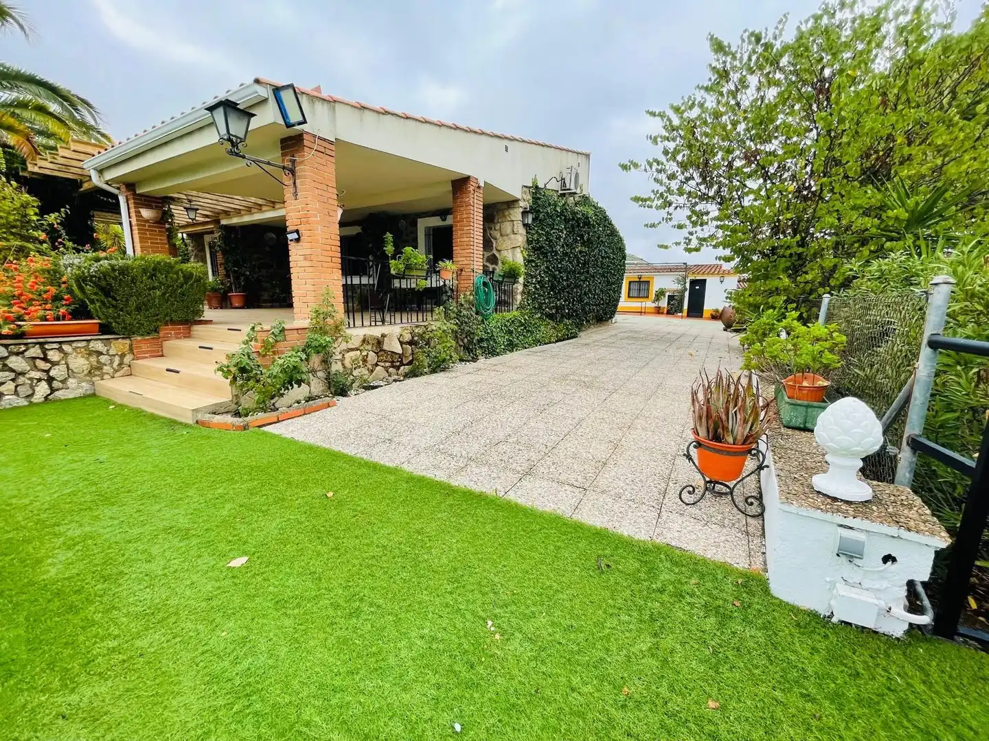 Vista exterior de Casa o chalet en venta en Casar de Cáceres con Aire acondicionado, Jardín privado y Terraza