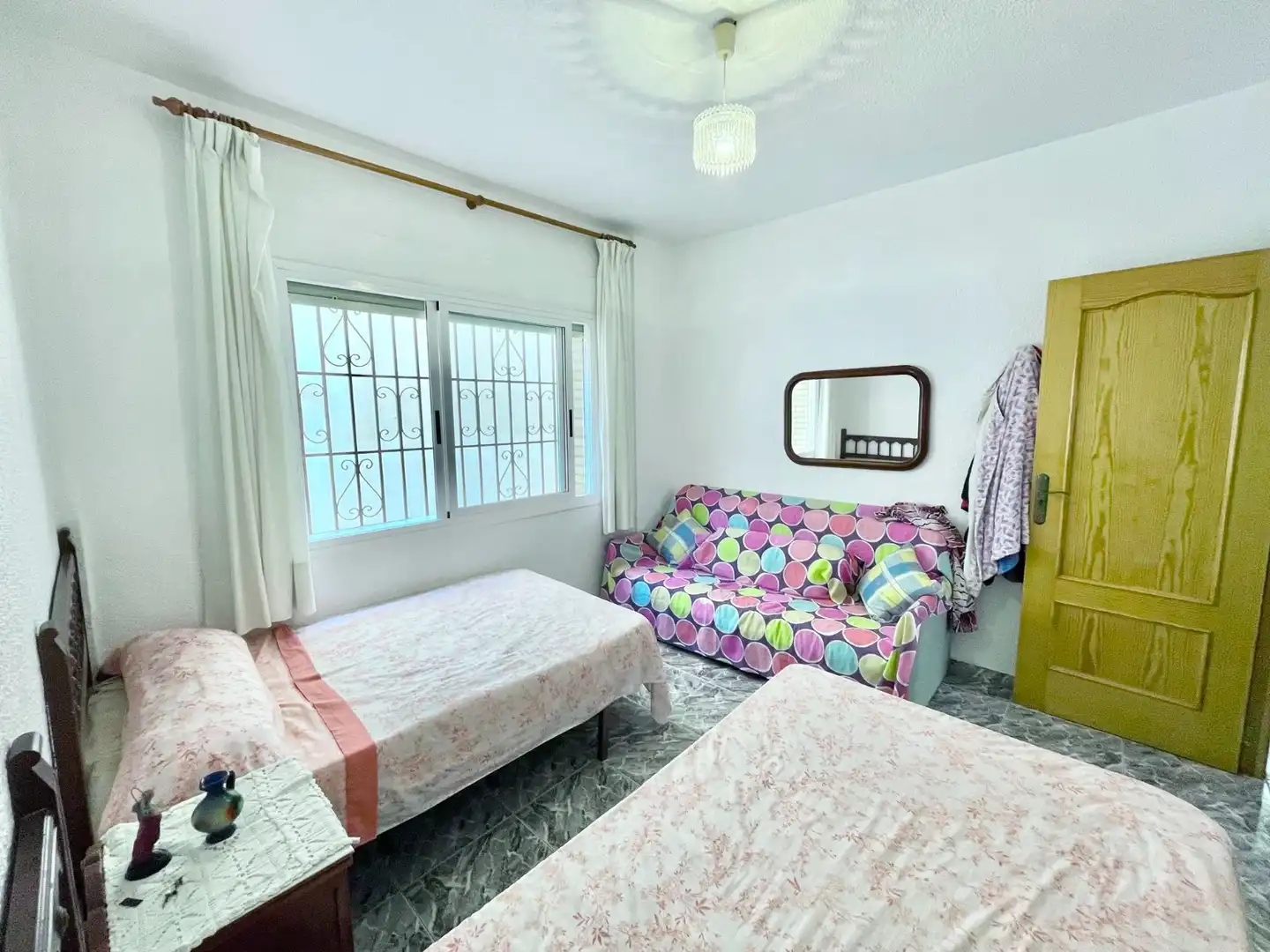 Schlafzimmer von Erdgeschoss zur Miete in San Pedro del Pinatar mit Möbliert, Waschmaschine und Mikrowelle