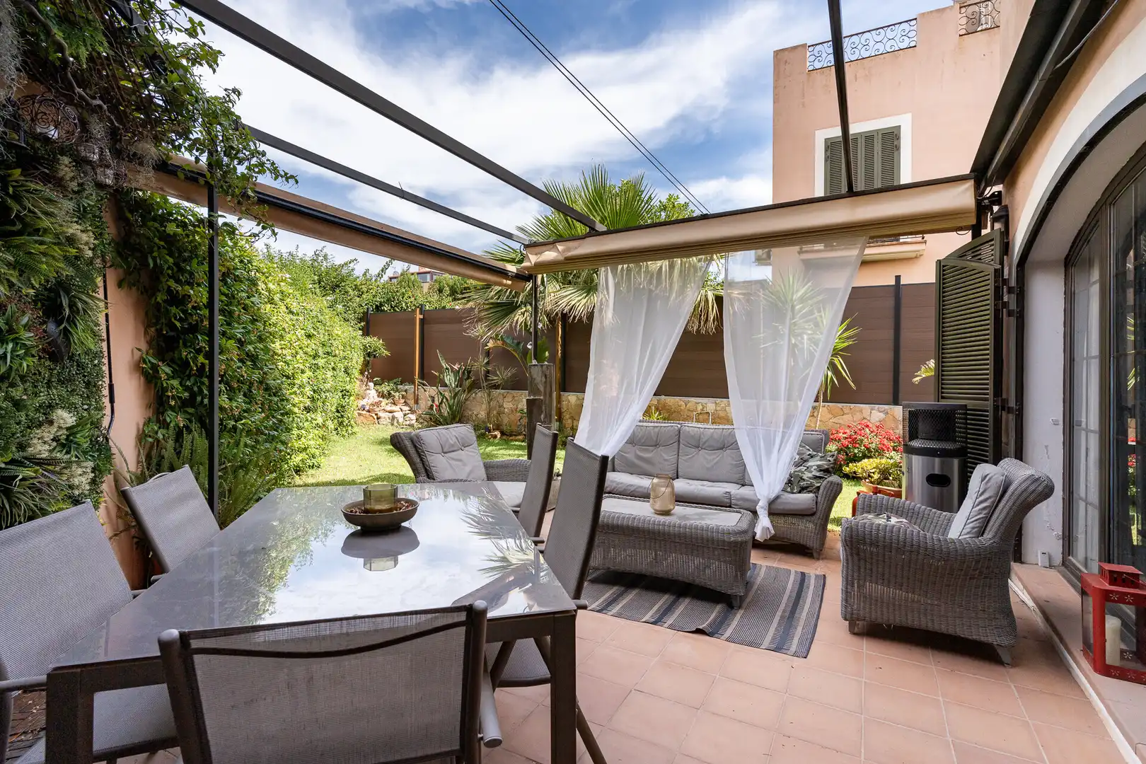 Terrasse von Einfamilien-Reihenhaus zum Verkauf in Llucmajor mit Privatgarten, Terrasse und Schwimmbad