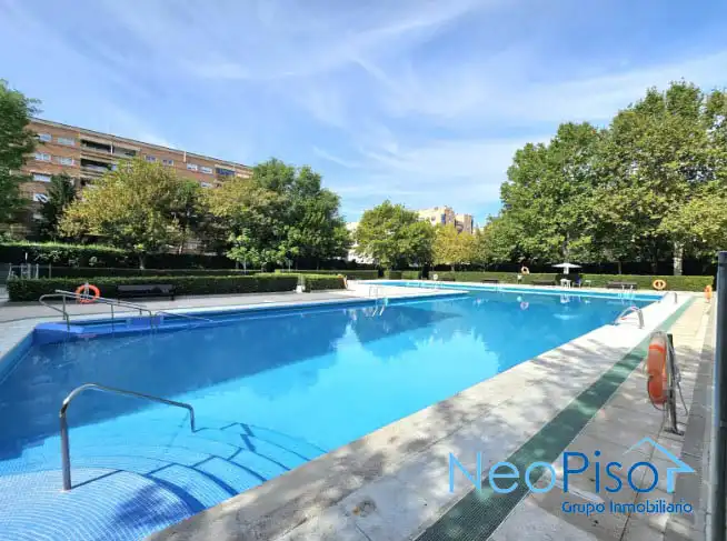 Piscina de Pis en venda en Alcorcón amb Jardí privat, Terrassa i Piscina