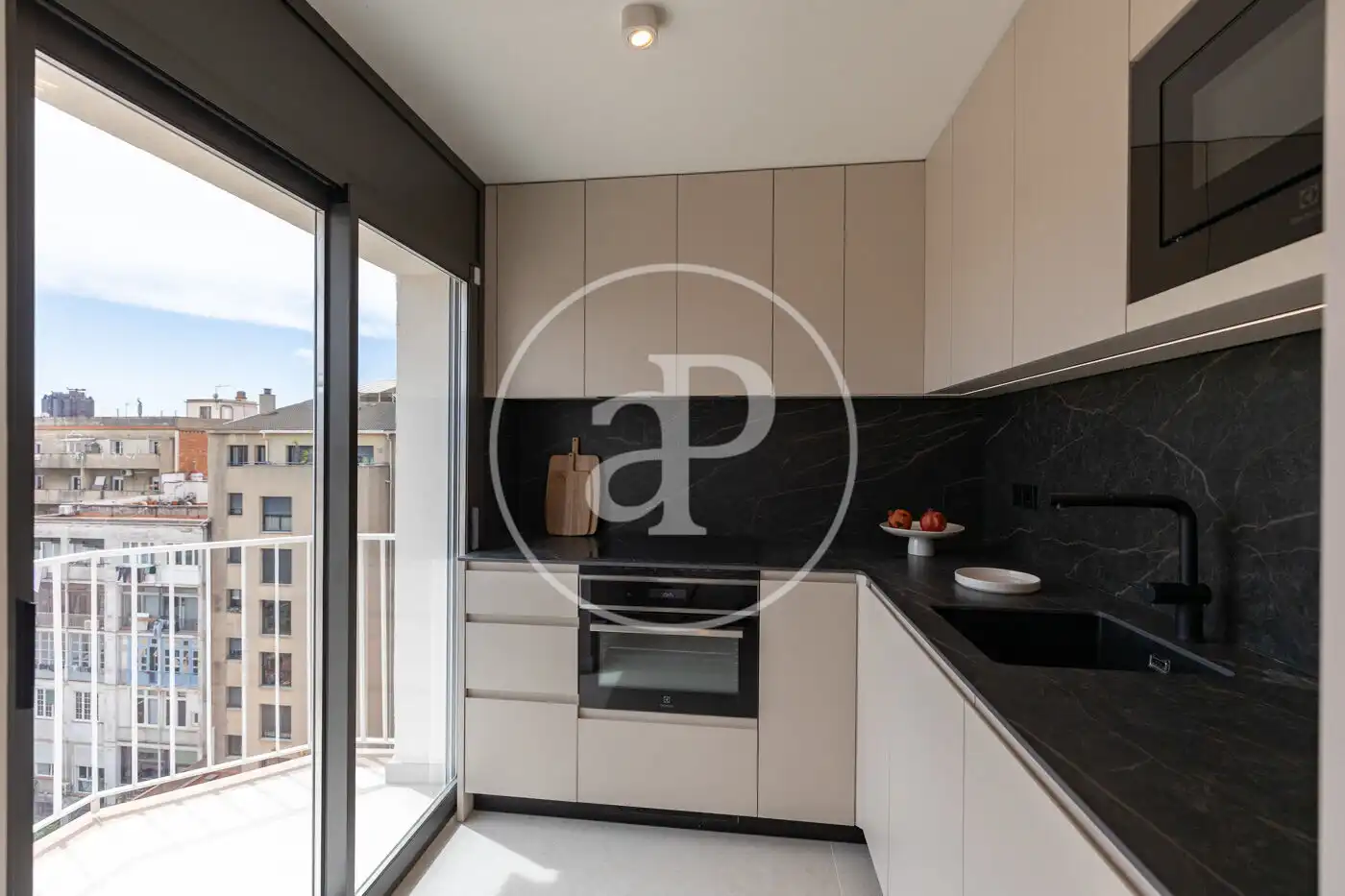 Küche von Wohnung zum Verkauf in Barcelona mit Klimaanlage, Heizung und Terrasse