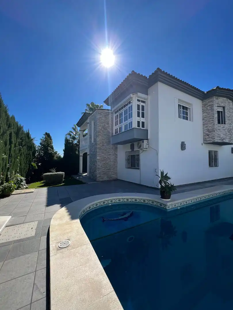 Vista exterior de Casa o chalet en venta en Estepona con Aire acondicionado, Jardín privado y Terraza