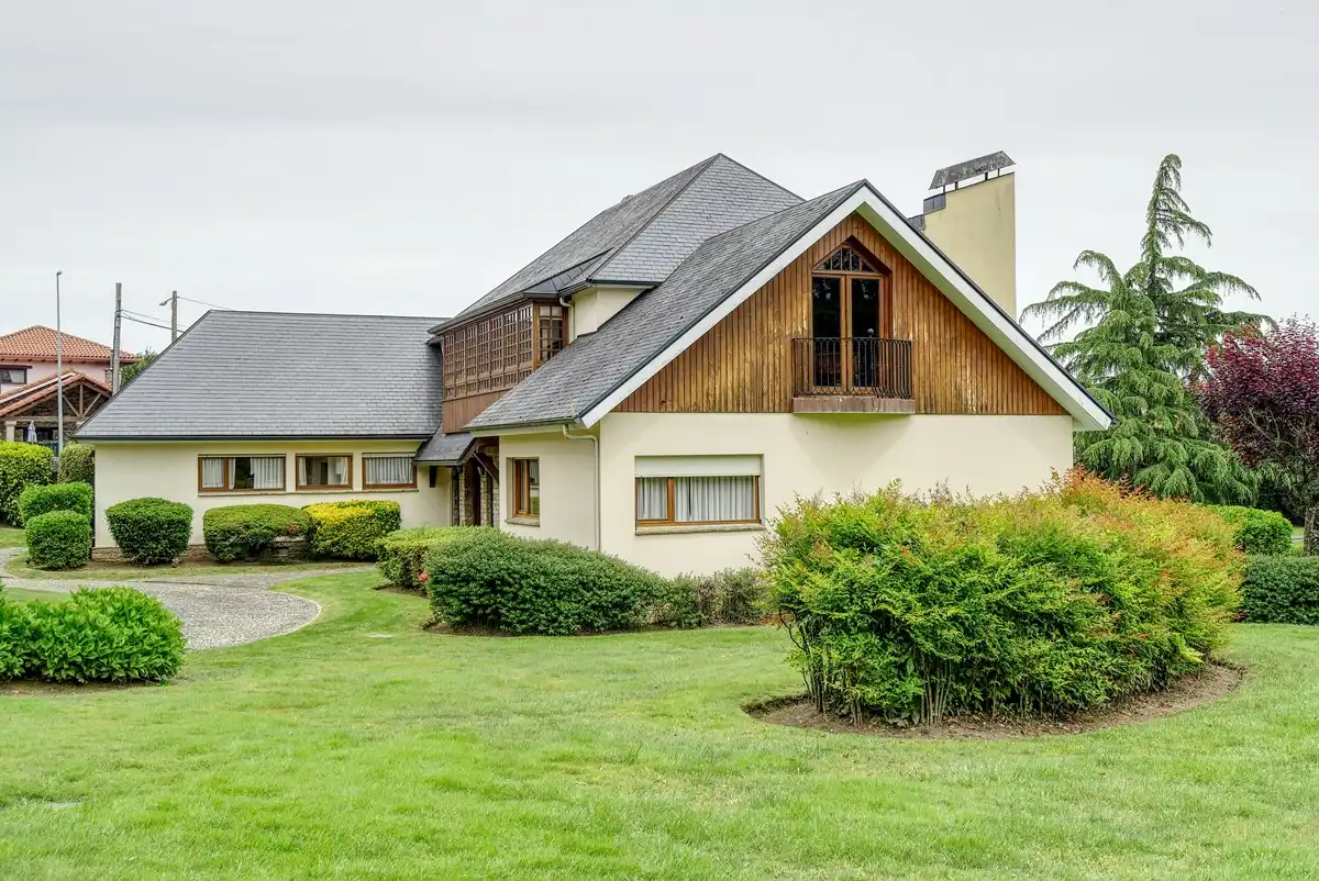 Vista exterior de Casa o xalet en venda en Sada (A Coruña) amb Calefacció, Jardí privat i Parquet