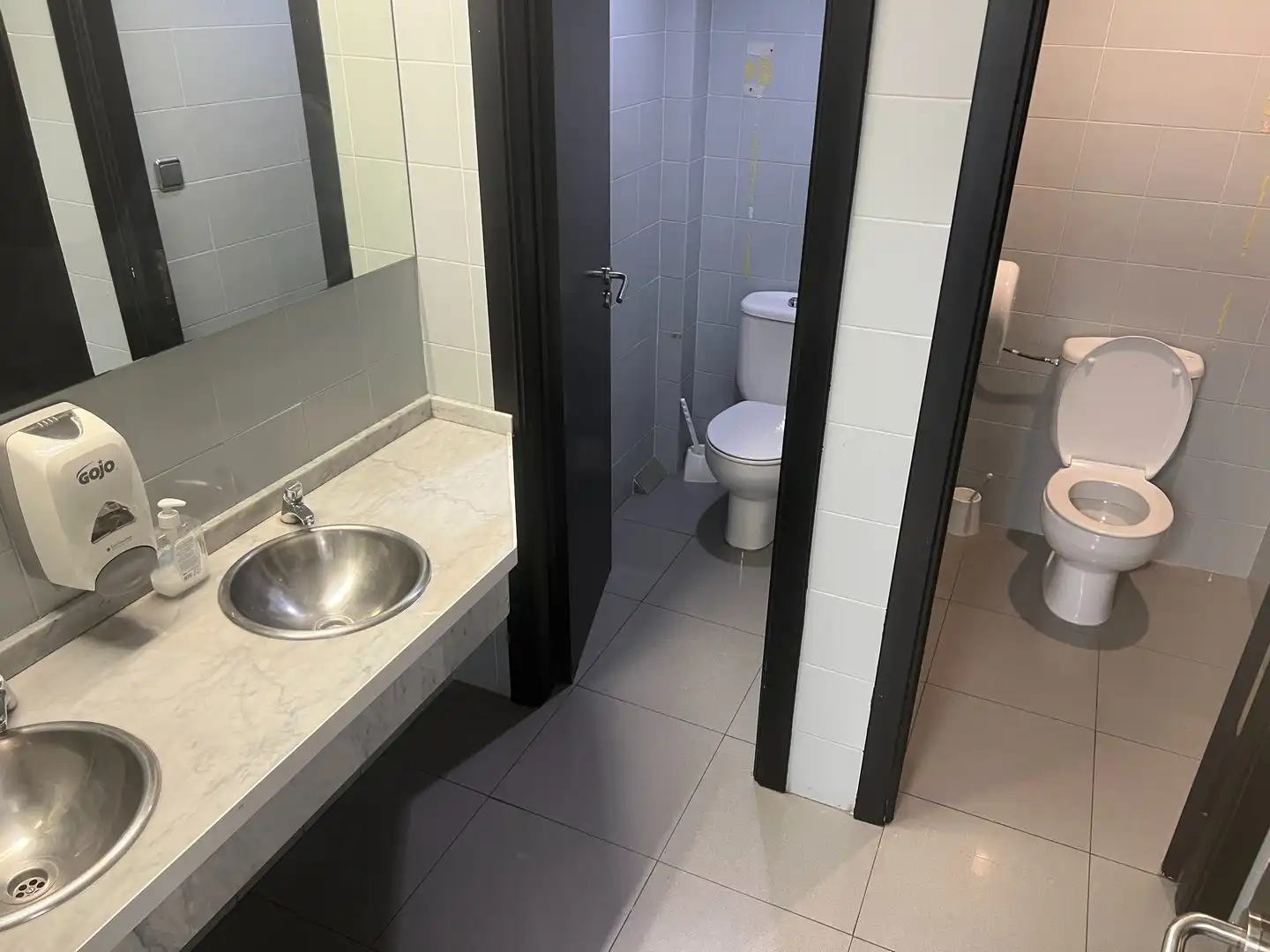 Bathroom of Office for rent in Madrid  with Air Conditioner, Heating and Furnished