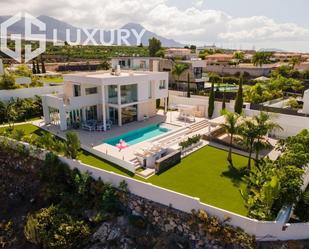 Vista exterior de Casa o xalet en venda en Adeje amb Aire condicionat, Jardí privat i Terrassa