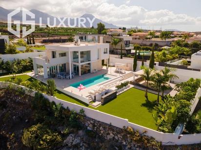 Vista exterior de Casa o xalet en venda en Adeje amb Aire condicionat, Jardí privat i Terrassa