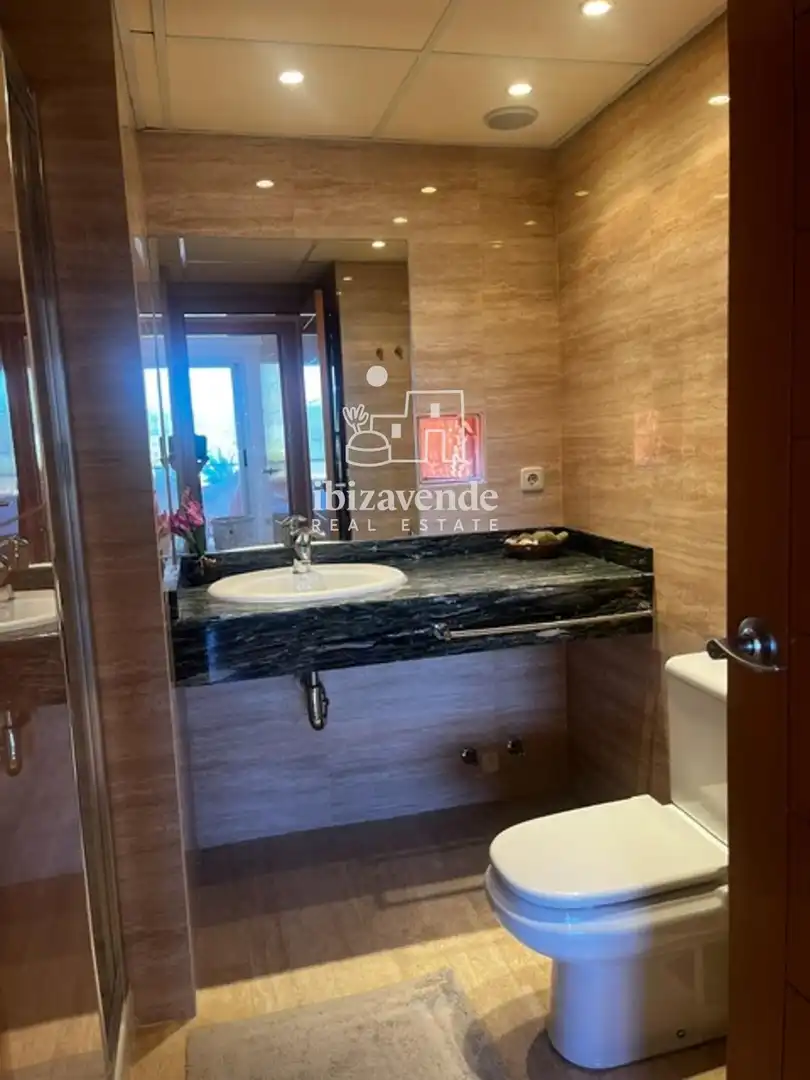 Baño de Dúplex de alquiler en Santa Eulària des Riu con Aire acondicionado, Terraza y Trastero