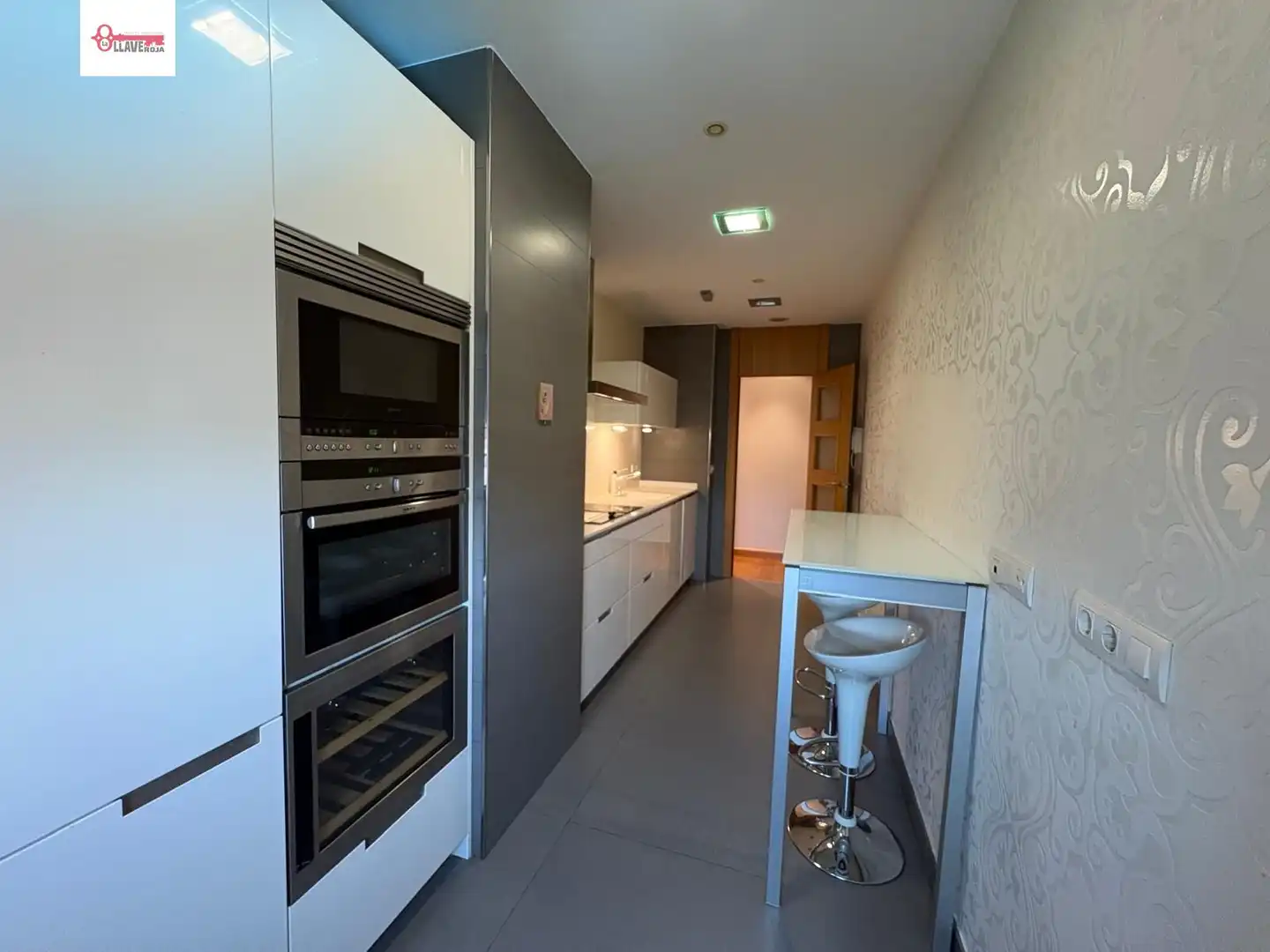 Cuina de Apartament en venda en Burgos amb Calefacció, Traster i Piscina comunitària