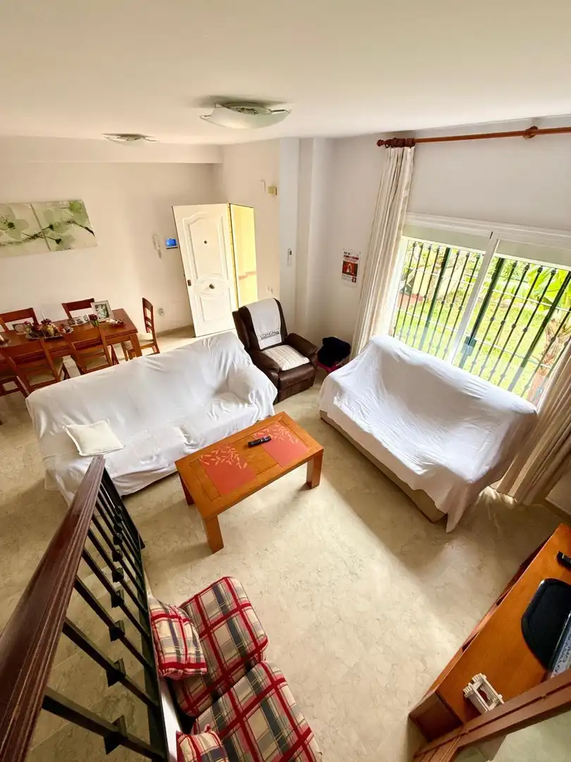 Wohnzimmer von Einfamilien-Reihenhaus zum Verkauf in Vélez-Málaga mit Klimaanlage, Heizung und Terrasse