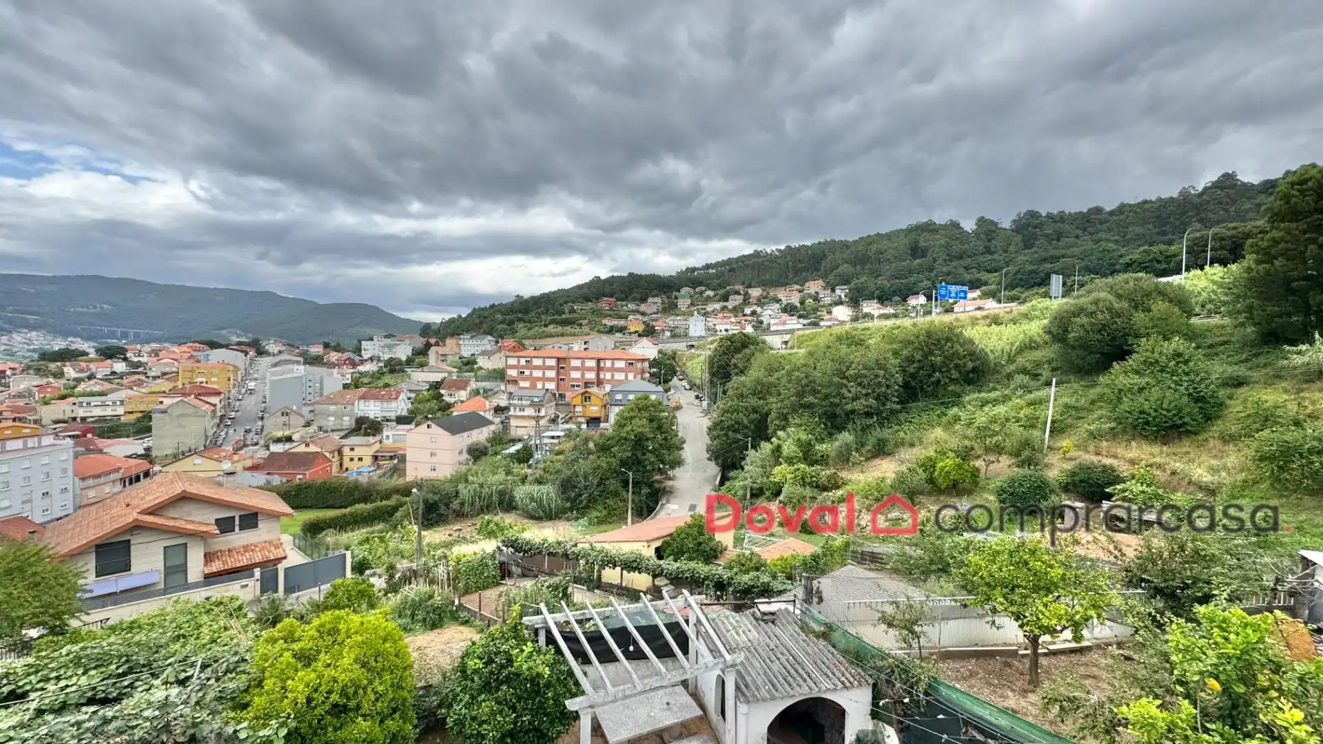 Vista exterior de Casa o xalet en venda en Redondela amb Calefacció, Traster i Piscina