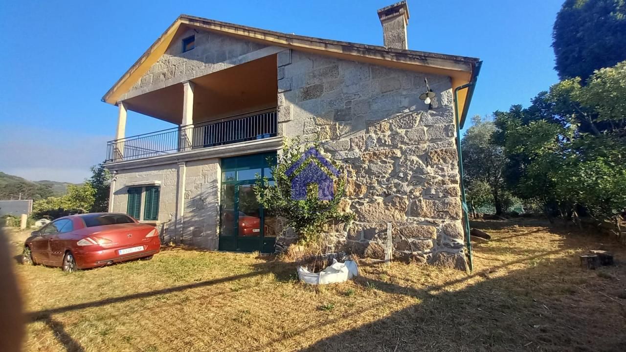 Vista exterior de Casa o xalet en venda en Mos amb Calefacció, Jardí privat i Parquet