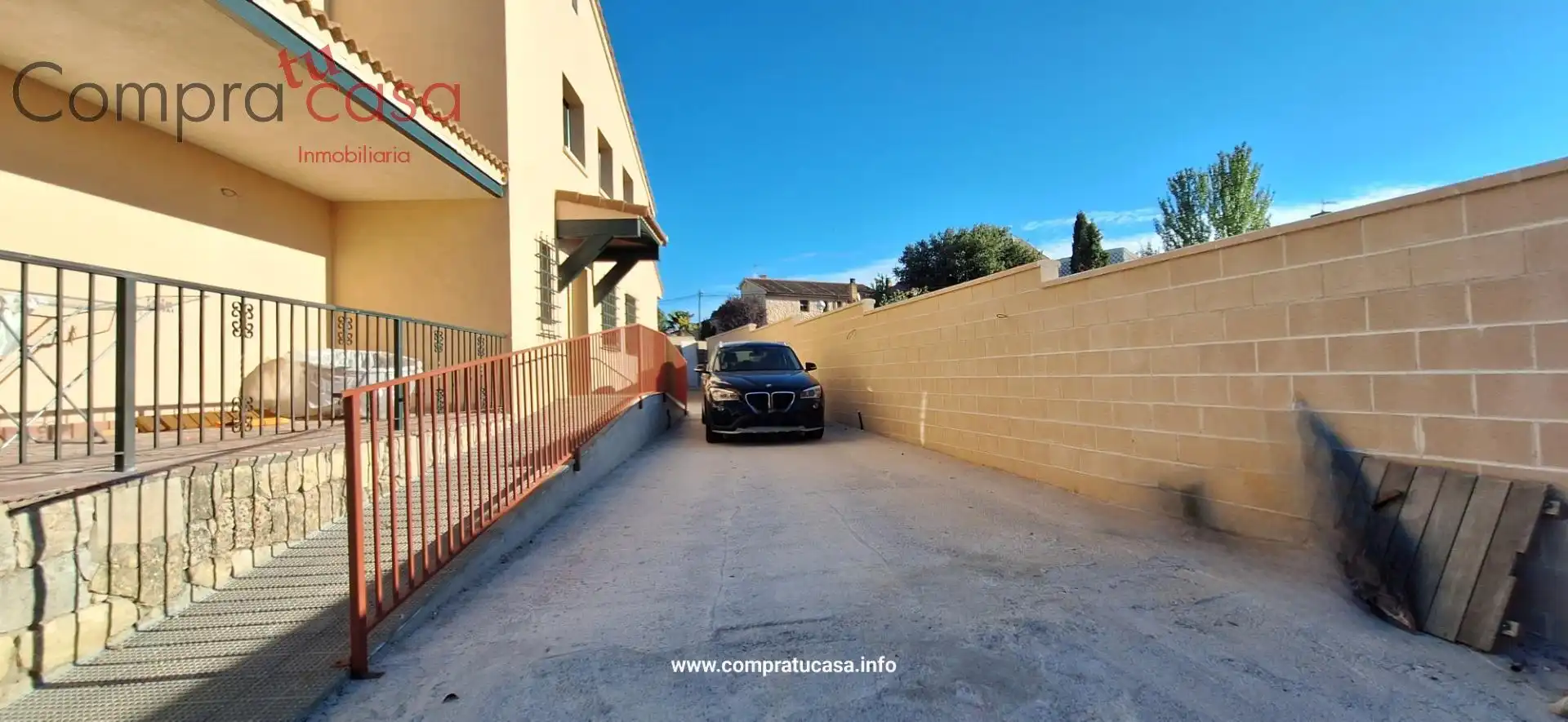 Aparcament de Casa o xalet en venda en La Lastrilla  amb Calefacció, Jardí privat i Terrassa