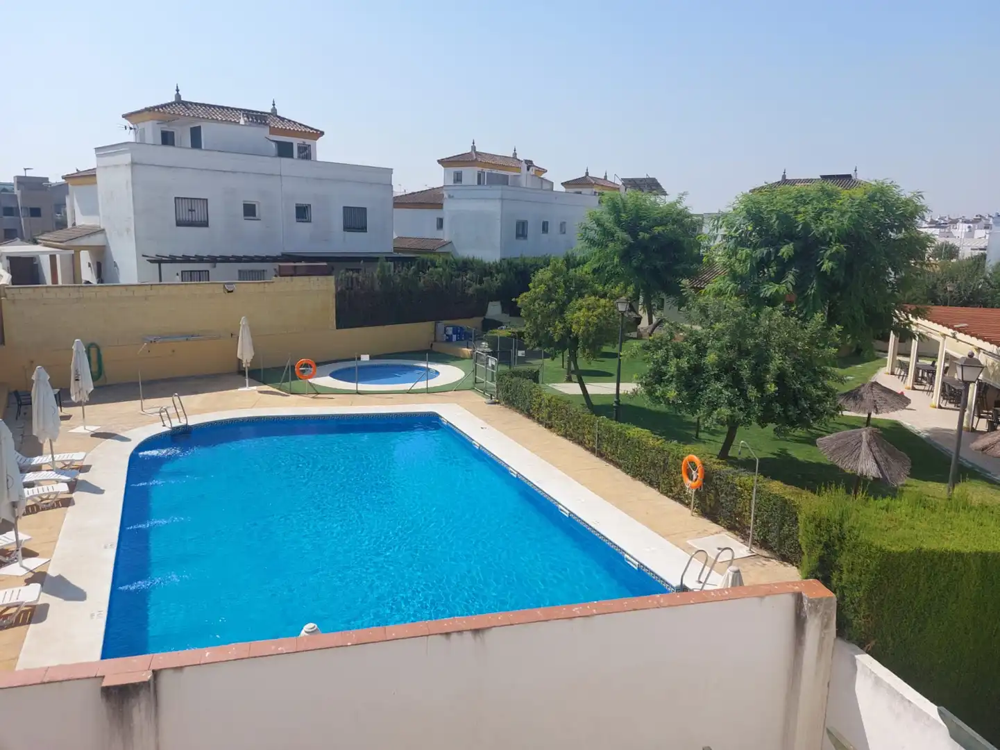 Piscina de Casa adosada en venda en Gines amb Aire condicionat, Jardí privat i Terrassa