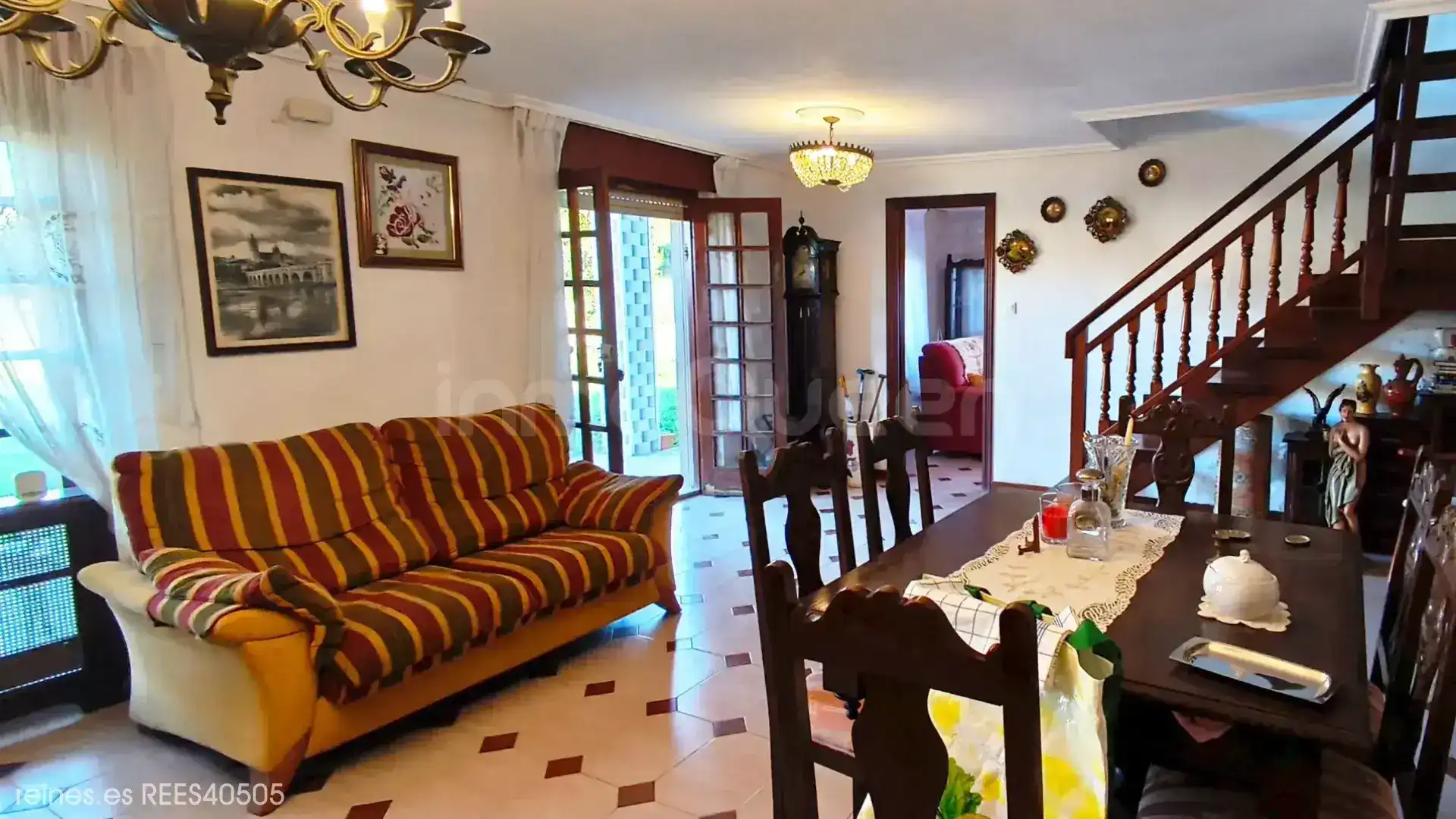Wohnzimmer von Einfamilien-Reihenhaus zum Verkauf in Miengo mit Heizung und Privatgarten