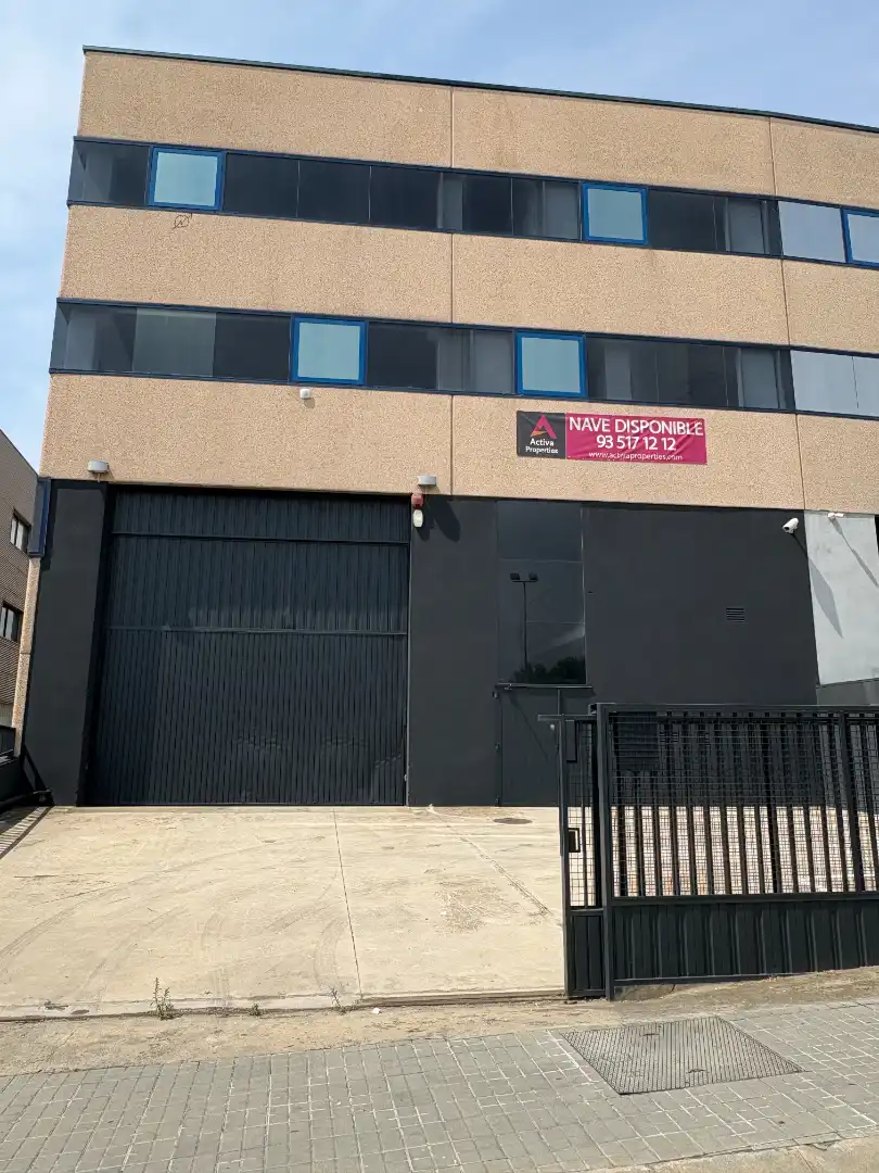 Außenansicht von Fabrikhallen zur Miete in Badalona mit Alarm