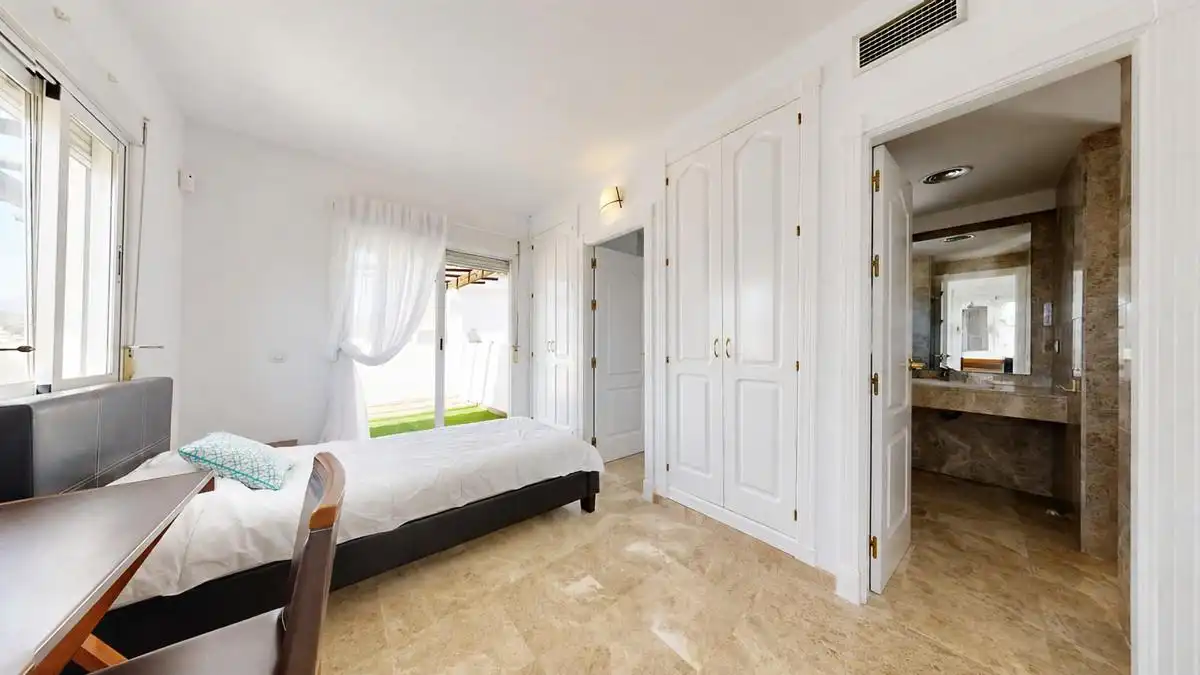 Dormitori de Àtic en venda en Marbella amb Aire condicionat, Jardí privat i Terrassa