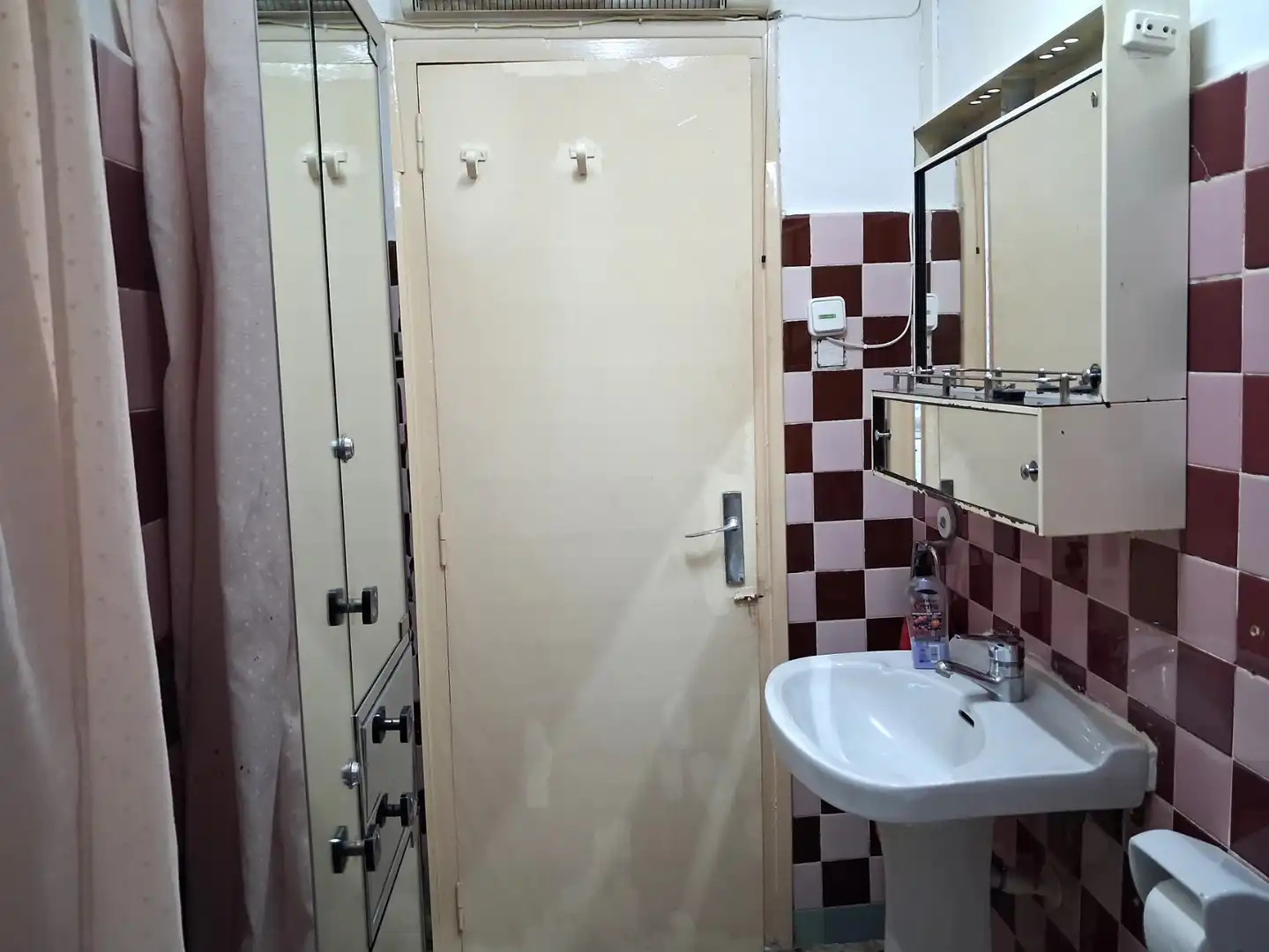 Bathroom of Flat for sale in Zaragoza  with Heating, Terrace and Furnished