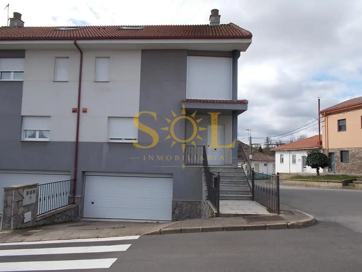 Vista exterior de Casa adosada en venta en Sariegos con Calefacción, Jardín privado y Terraza