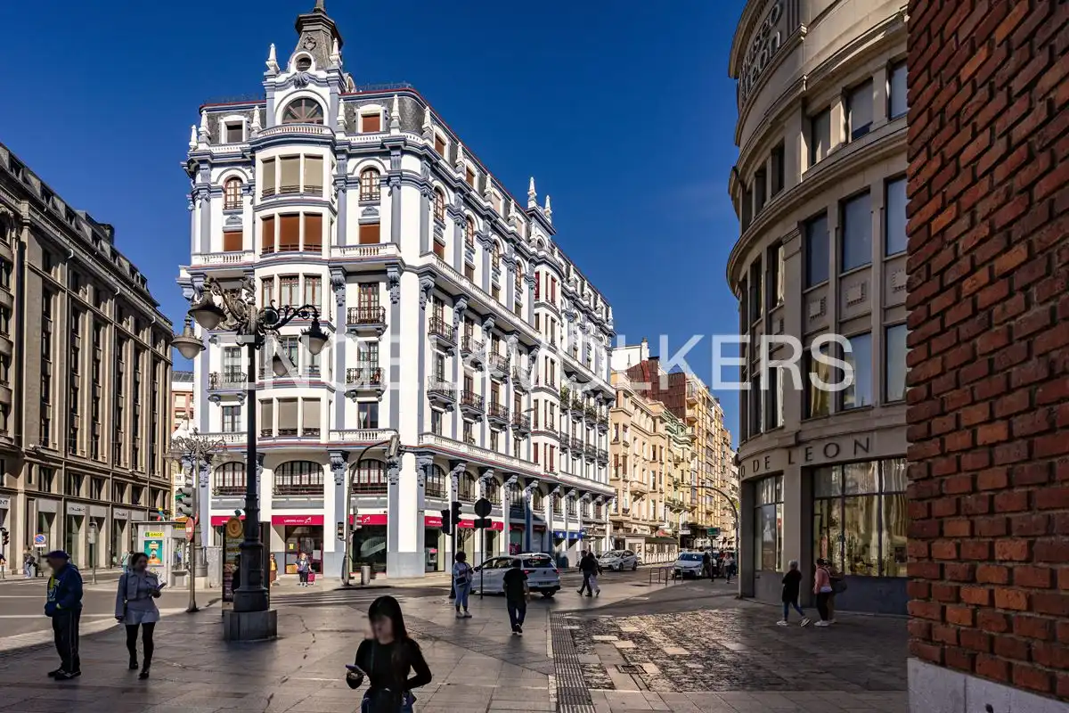 Vista exterior de Piso en venta en León Capital  con Calefacción y Balcón