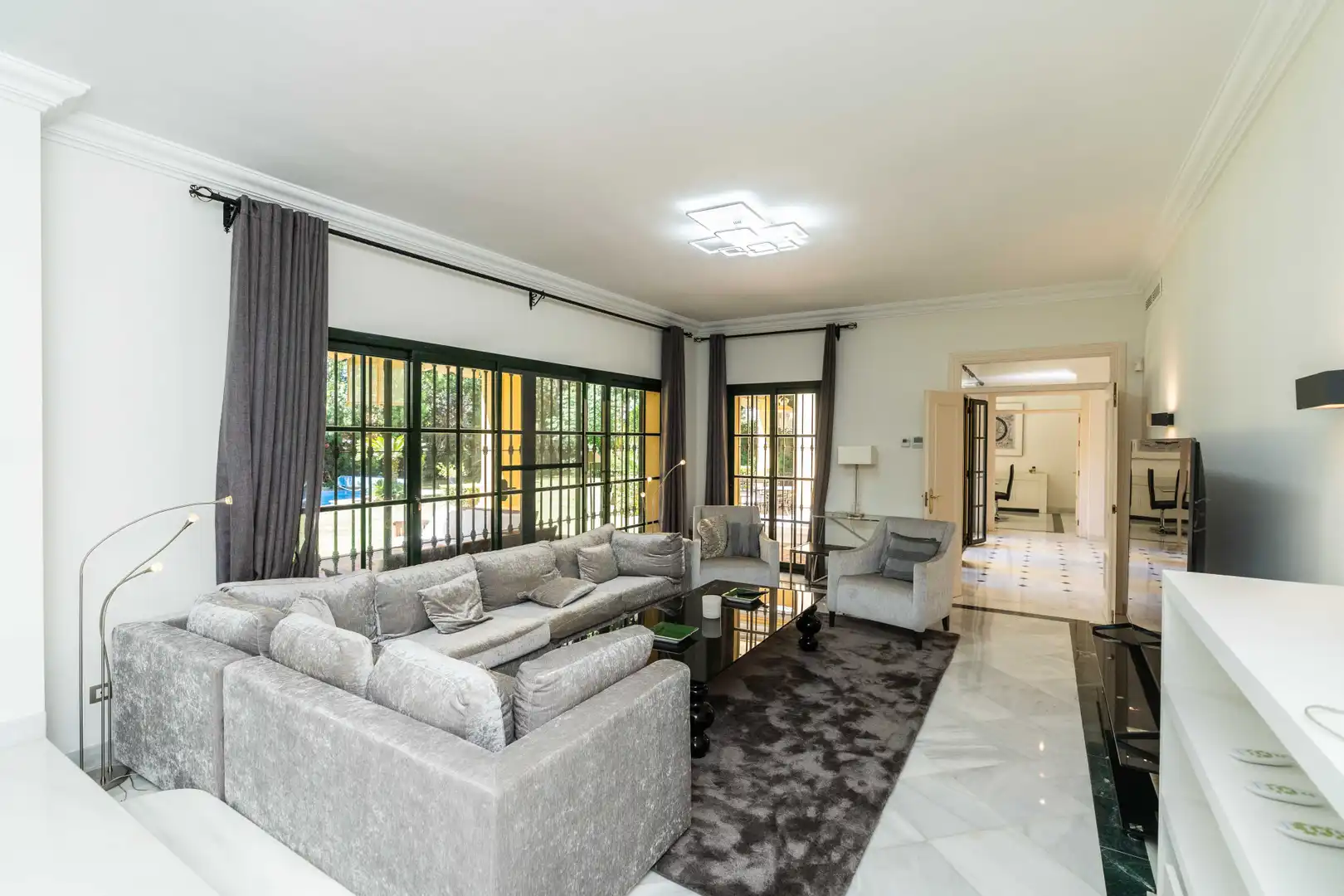 Sala d'estar de Casa o xalet en venda en Marbella amb Aire condicionat, Jardí privat i Terrassa