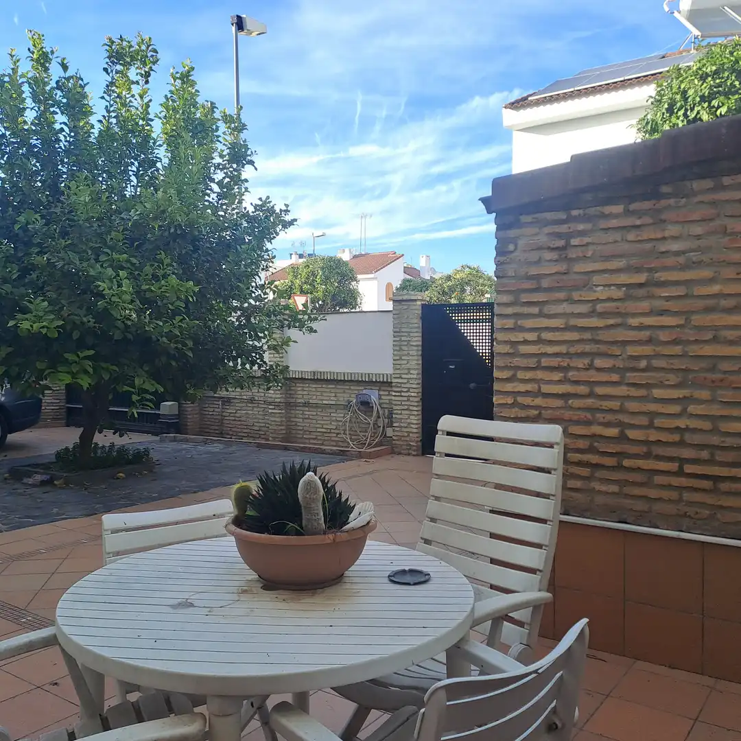 Jardí de Casa adosada en venda en Dos Hermanas amb Aire condicionat, Traster i Piscina comunitària